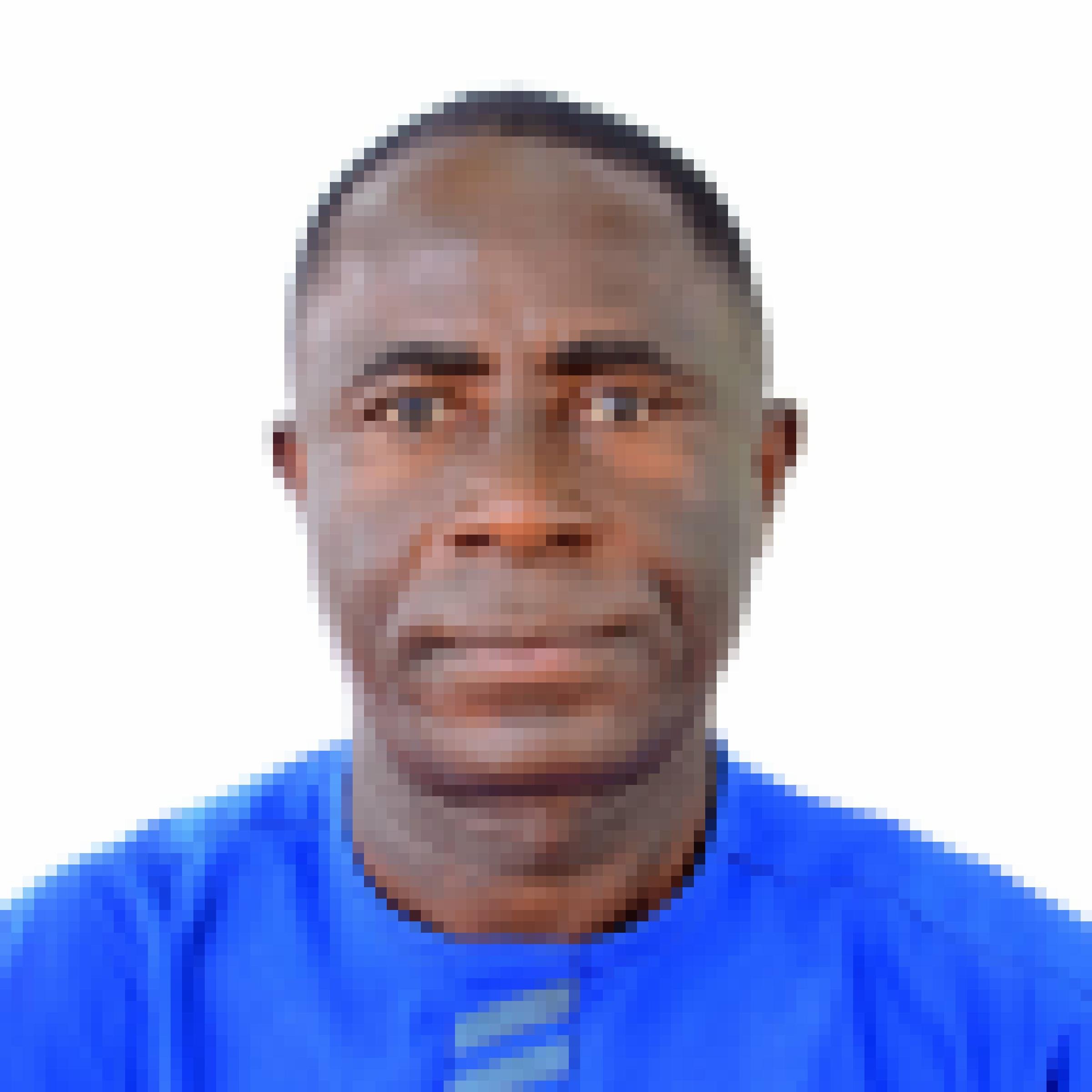 Portrait des nigerianischen Journalisten Eric Ojo, in die Kamera schauend, leicht lächelnd, blaues T-Shirt