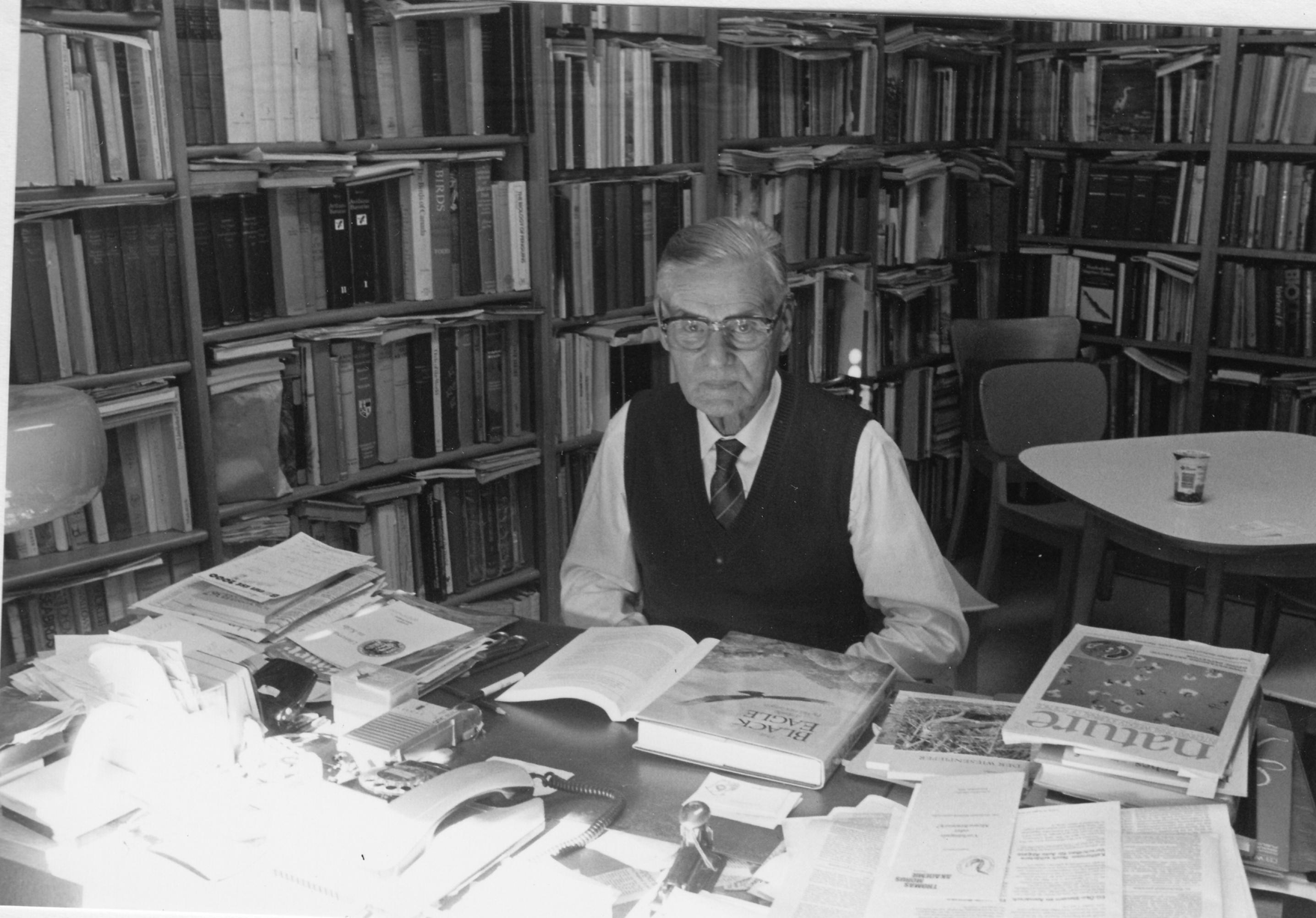 Der Zoologie-Professor Hans Engländer sitzt in seinem Arbeitszimmer in der Universität Köln