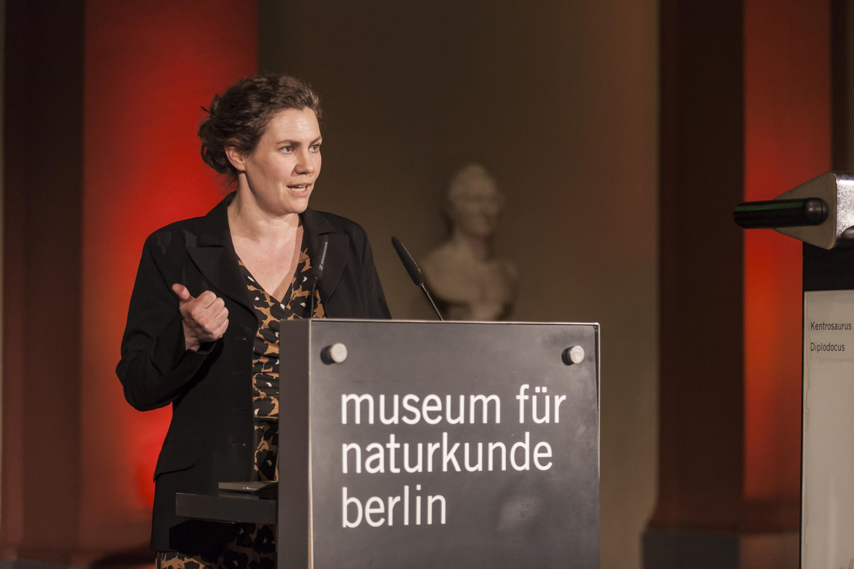 Dr. Stefanie Eichiner steht hinter einem Redepult mit der Aufschrift „Museum für Naturkunde Berlin“.