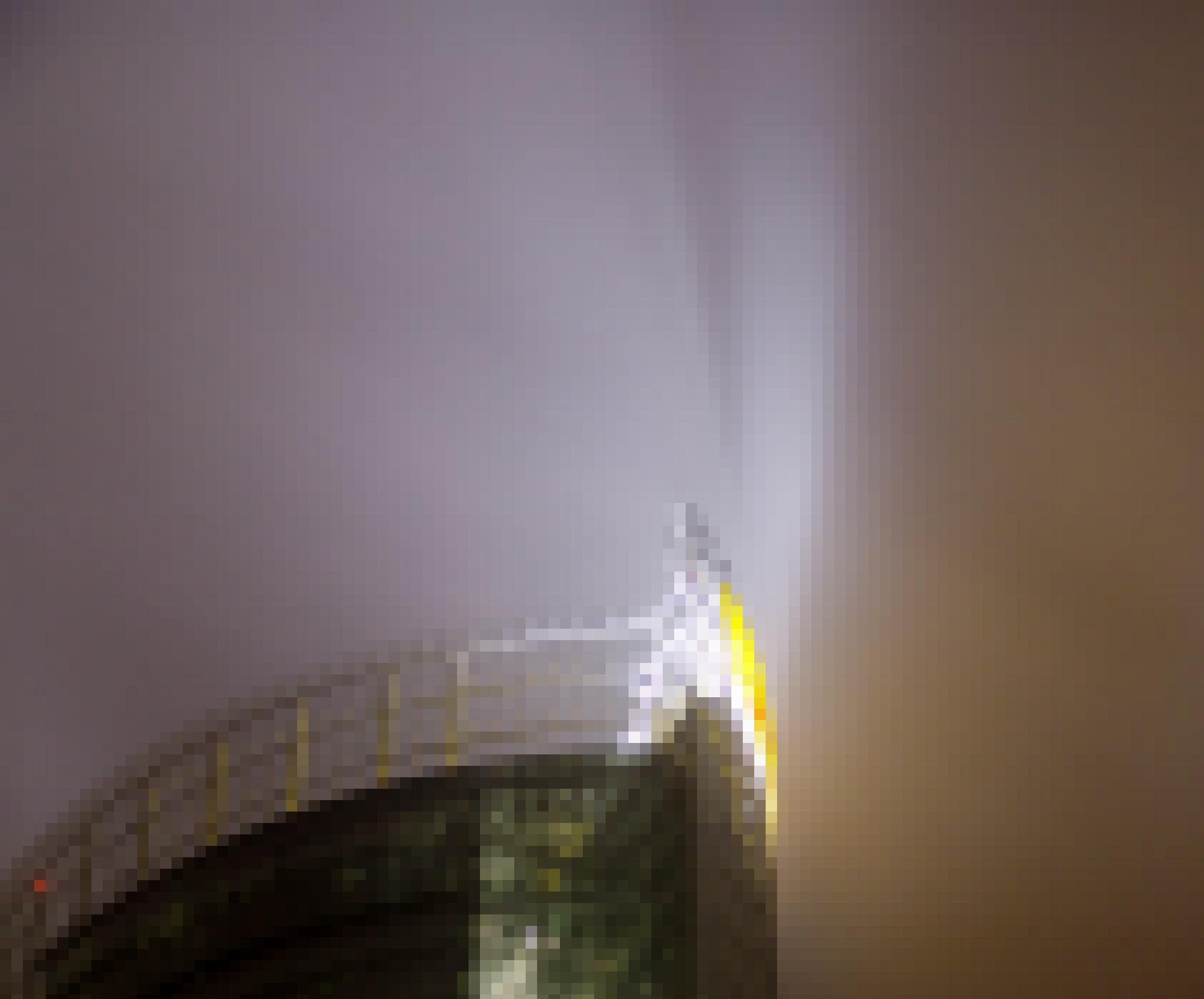 Das Dach des Post-Towers: Lichtkegel ragen in den Nachthimmel.