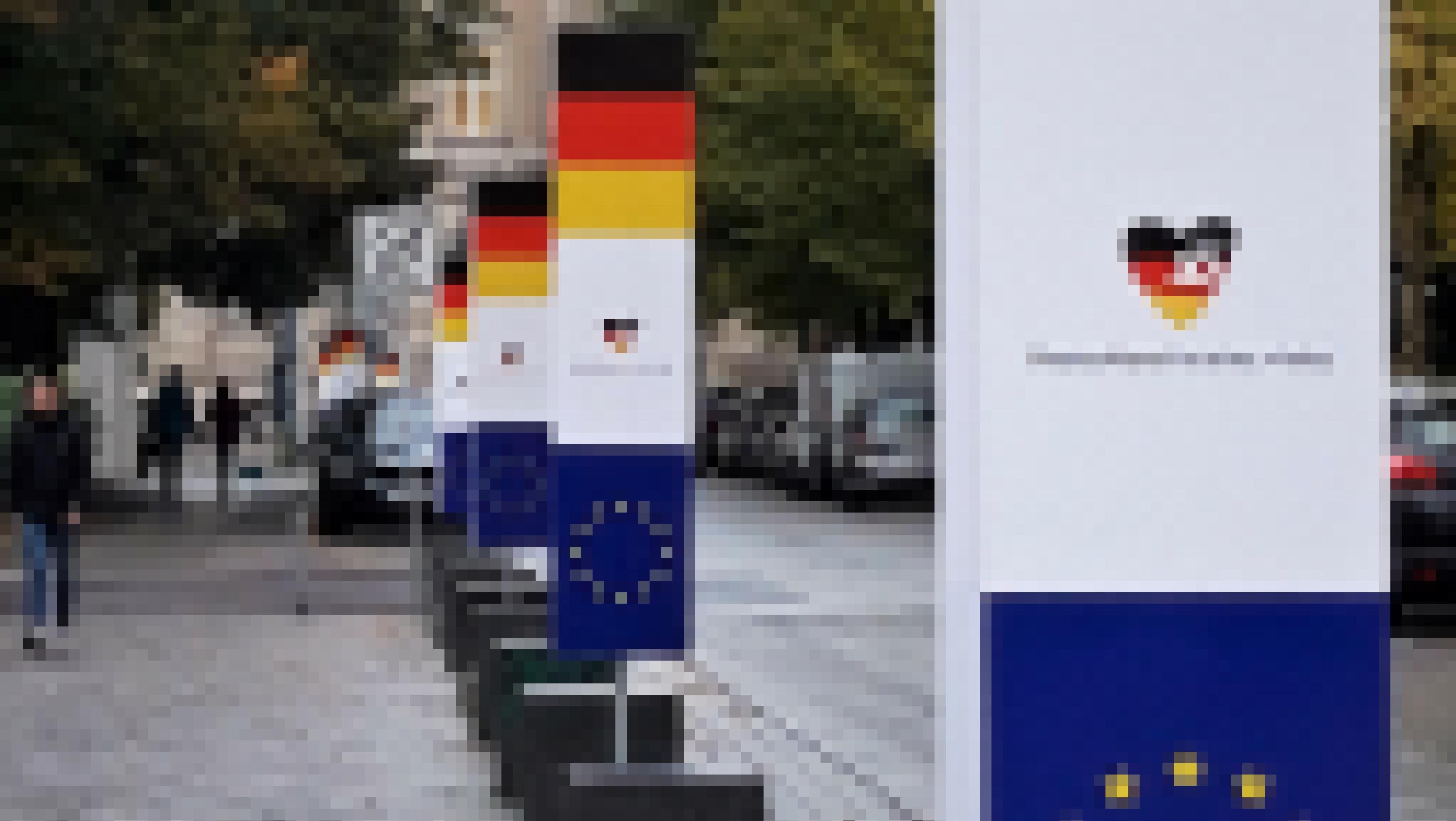 An der Straße neben der Nikolaikirche hängen noch die Plakate mit den Deutschland- und Euopa-Farben und der Aufschrift „Deutschland ist eins: vieles“.