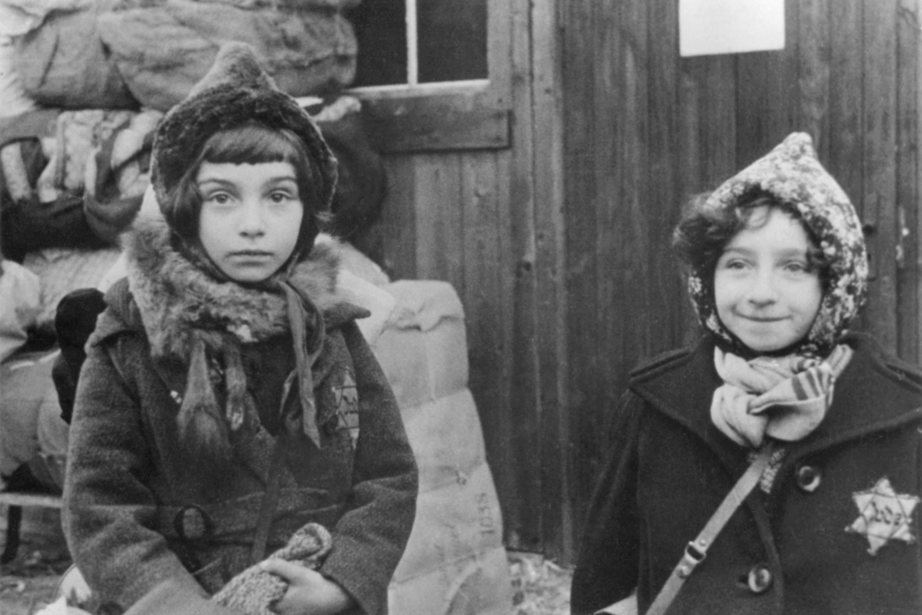 Schwarz-Weiß-Foto von zwei Mädchen in Winterkleidung mit Judenstern auf dem Mantel. Sie wurden wenig später nach Litauen verschleppt und ermordet.