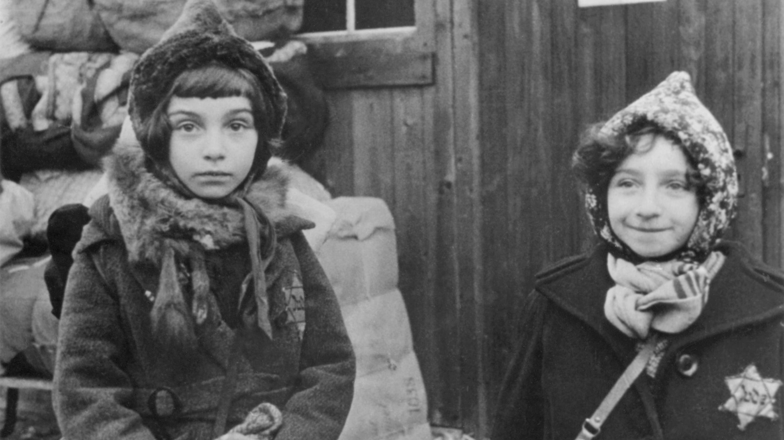 Schwarz-Weiß-Foto von zwei Mädchen in Winterkleidung mit Judenstern auf dem Mantel. Sie wurden wenig später nach Litauen verschleppt und ermordet.