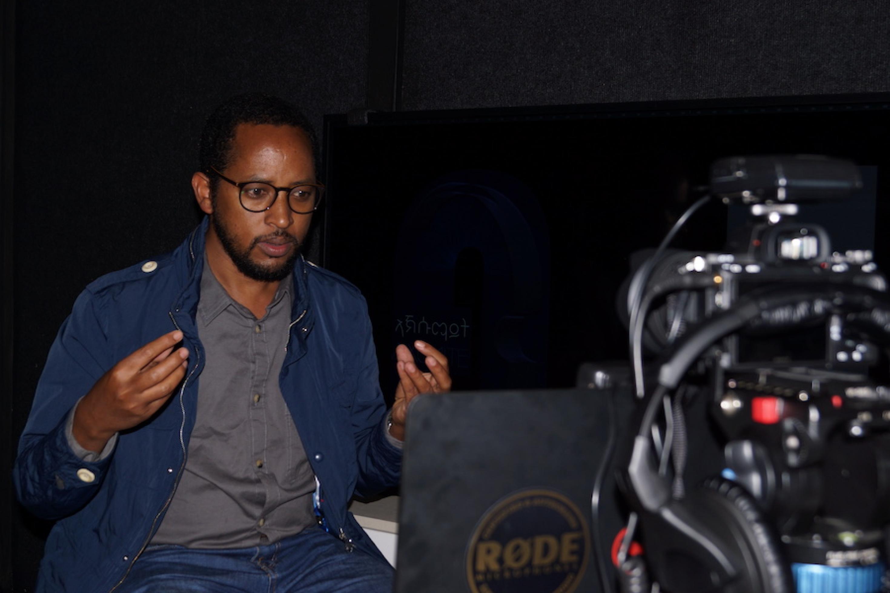Der äthiopische Journalist Woldegiorgis Gebreyesus sitzt vor einer Kamera des Exil-Senders Axumite Radio in der kenianischen Hauptstadt Nairobi.
