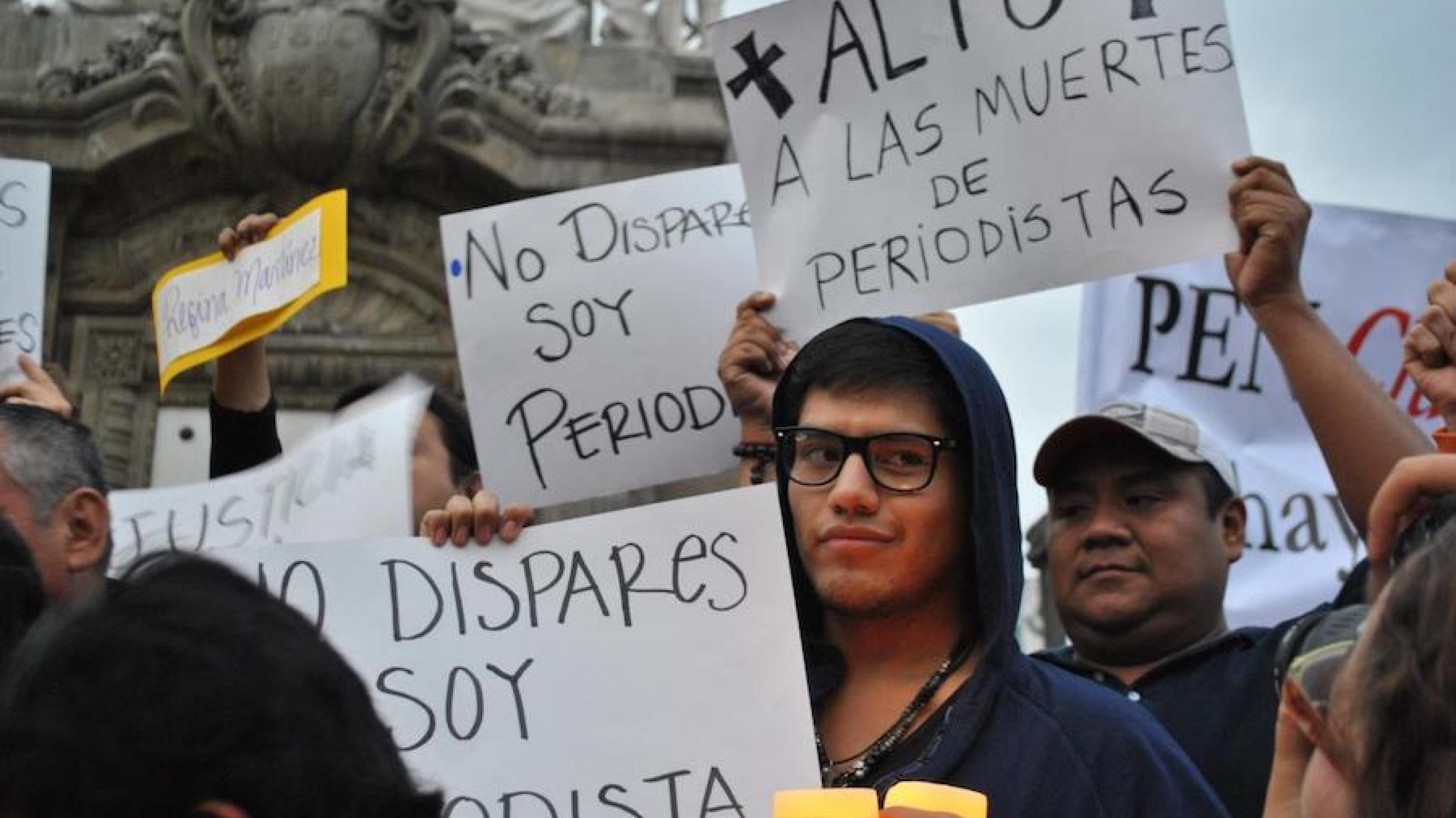 Journalisten halten bei einem Protest in Mexiko-Stadt Plakate hoch, auf denen sie die Gewalt gegen Medienschaffende anprangern.
