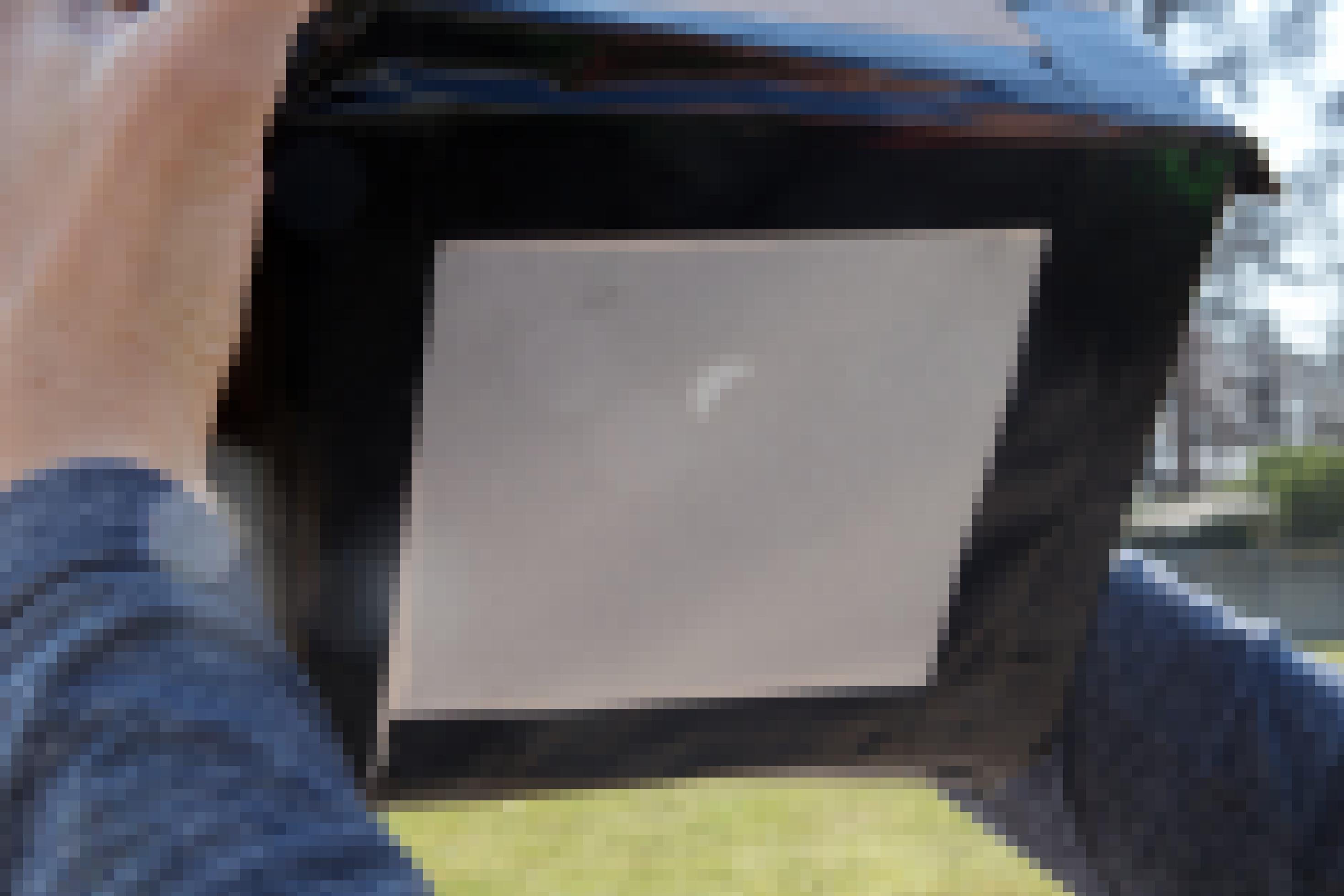 Zu sehen ist ein schwarzer Rahmen mit einer helleren Projektionsfläche, auf die die partiell verdunkelte Sonnenscheibe projiziert wird.