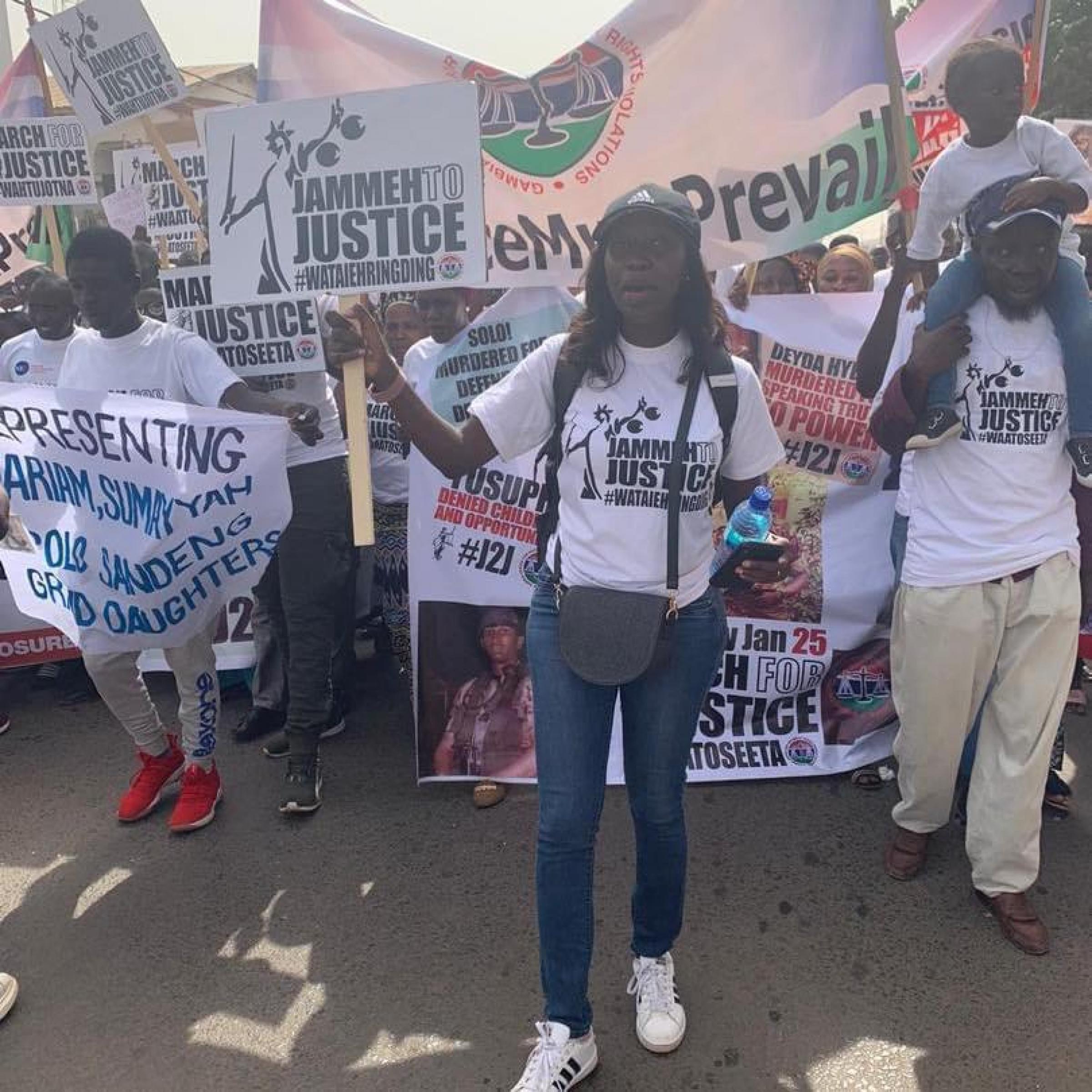 Die Demonstranten in Gambia gehen häufig mit Plakaten, Hashtags und Liedern auf die Straße, um Gerechtigkeit für die Opfer des 22-jährigen Regimes des ehemaligen Präsidenten Yahya Jammeh zu fordern.