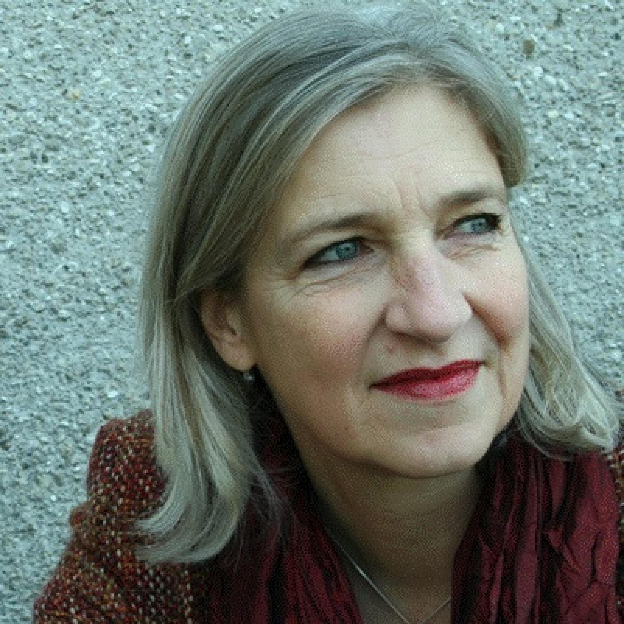 Frau mit halblangen Haren