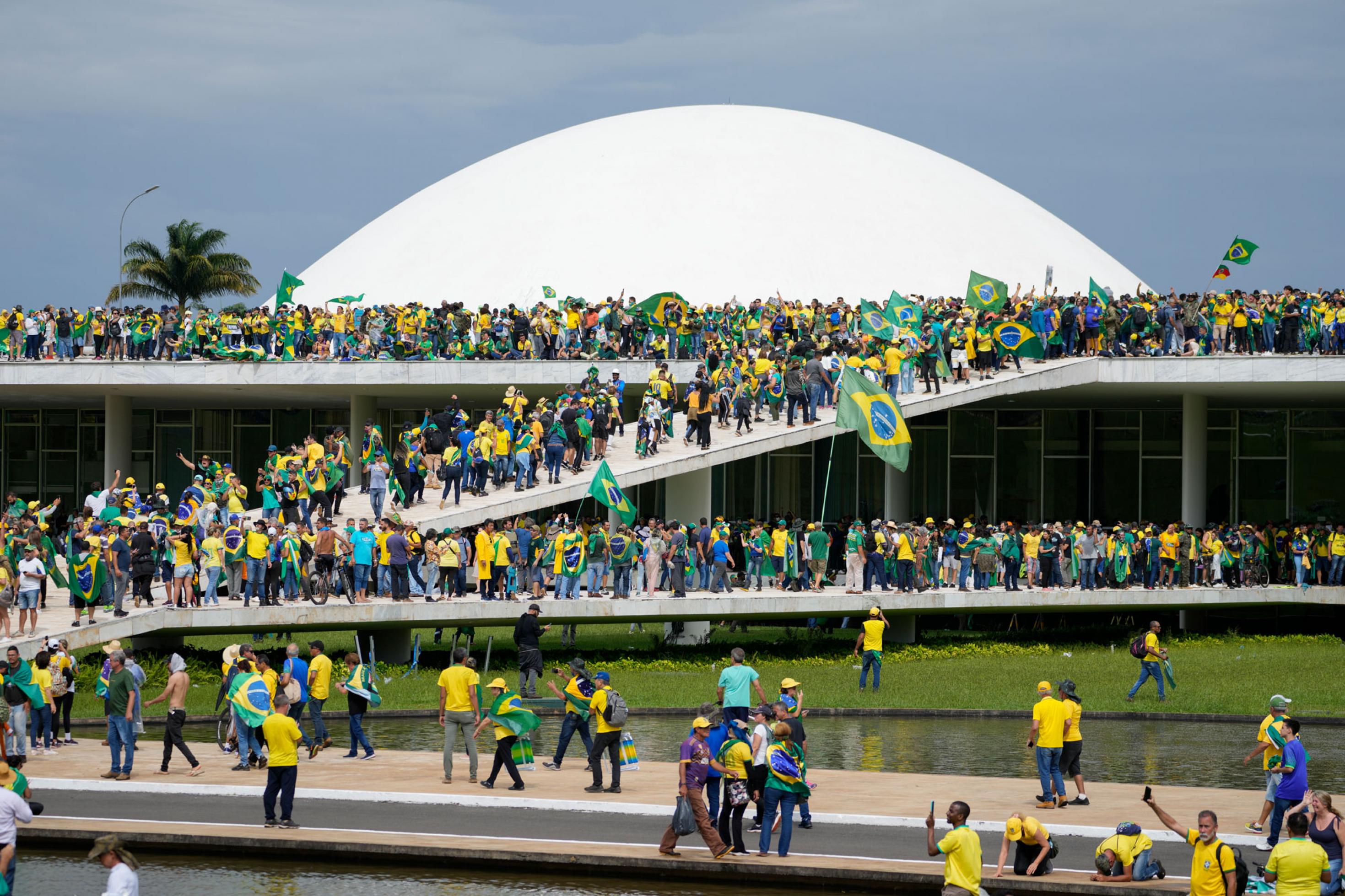 Menschenmassen, mit brasilianischen Flaggen bewaffnet, strömen die Rampen des Nationalkongresses in der Hauptstadt Brasilia