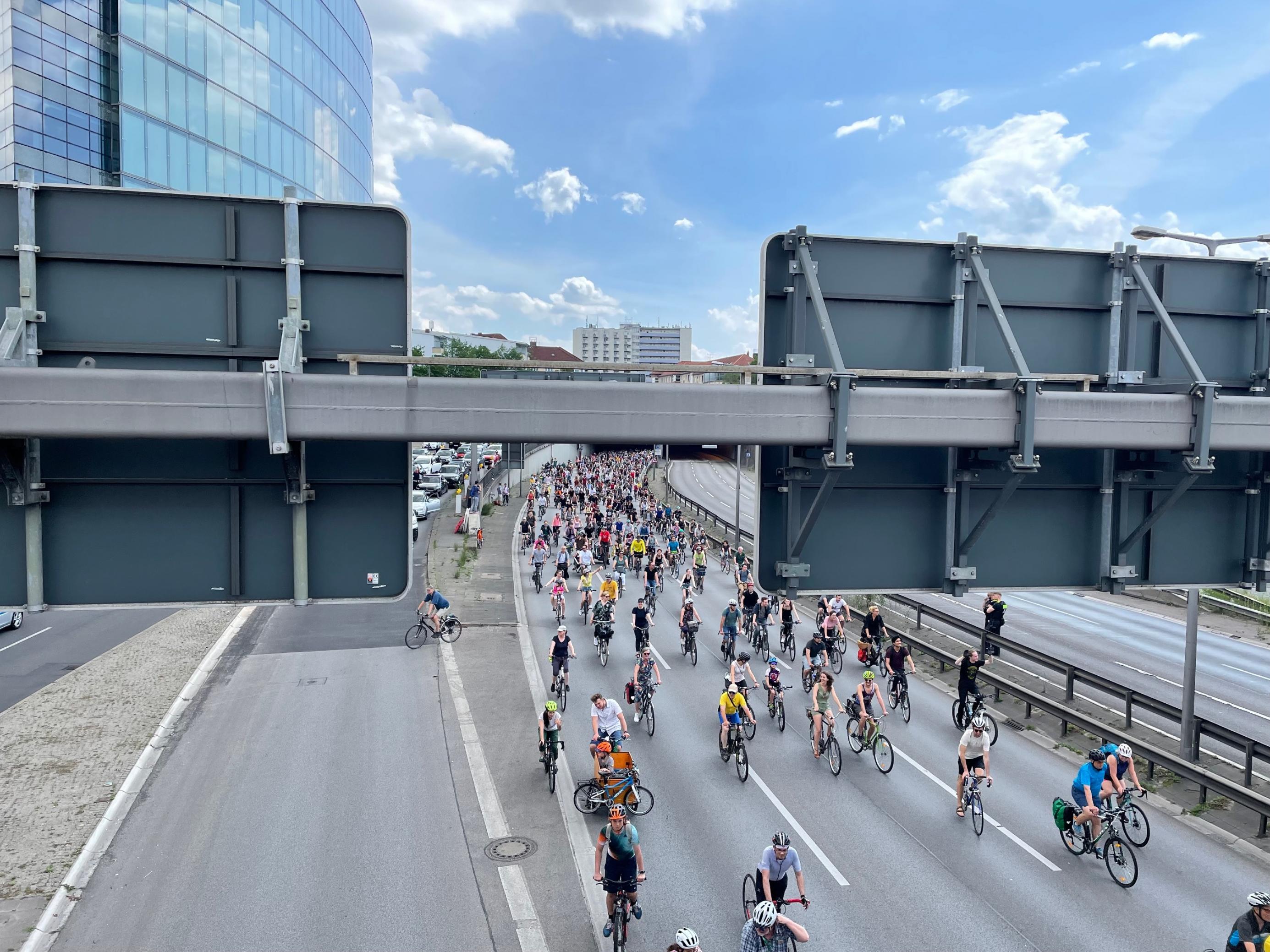 Radfahrer bei der Sternfahrt des ADFC auf der Stadtautobahn in Berlin, Autos müssen warten.