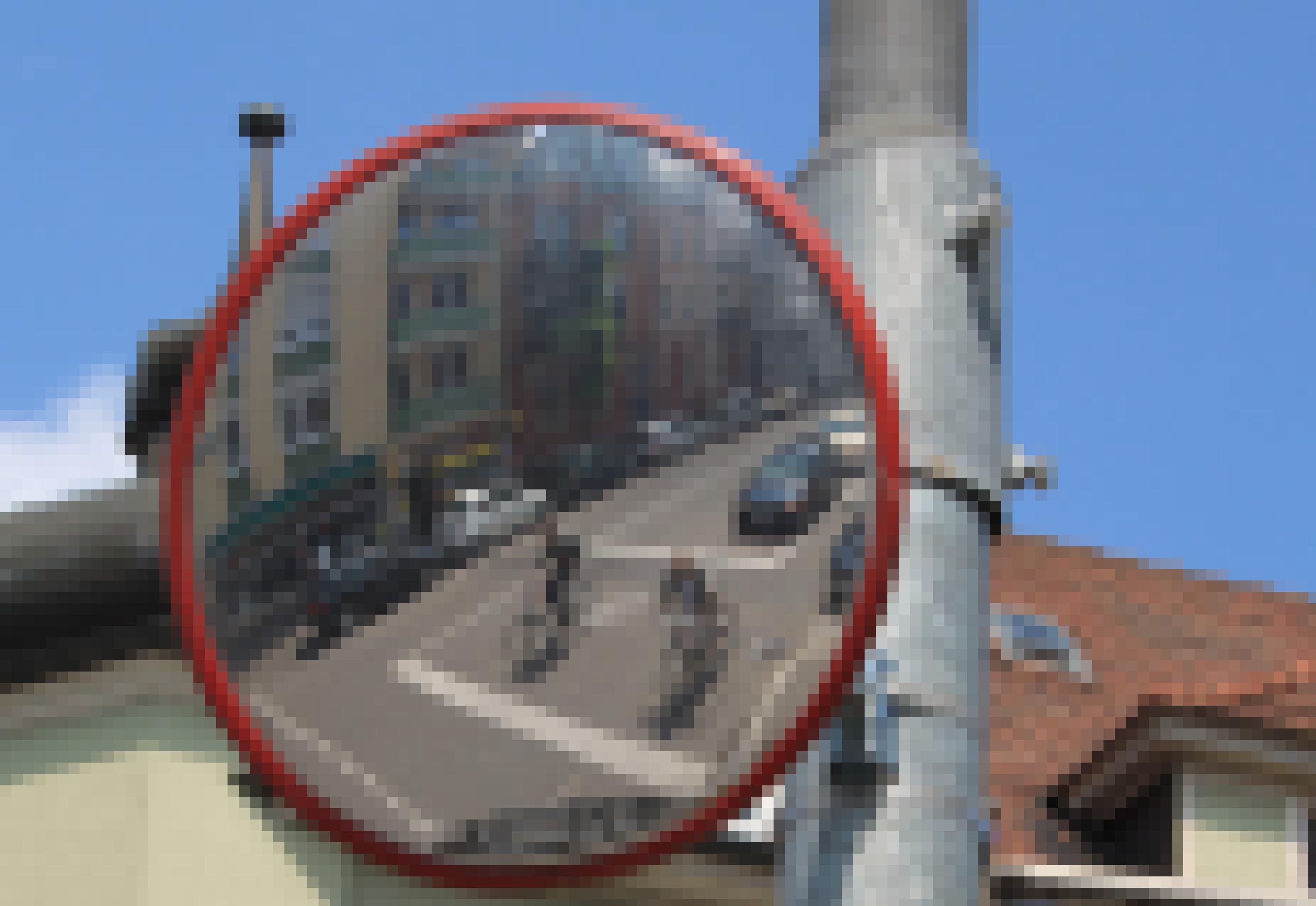 Blick in einen Verkehrsspiegel zeigt Radfahrer an Kreuzung.