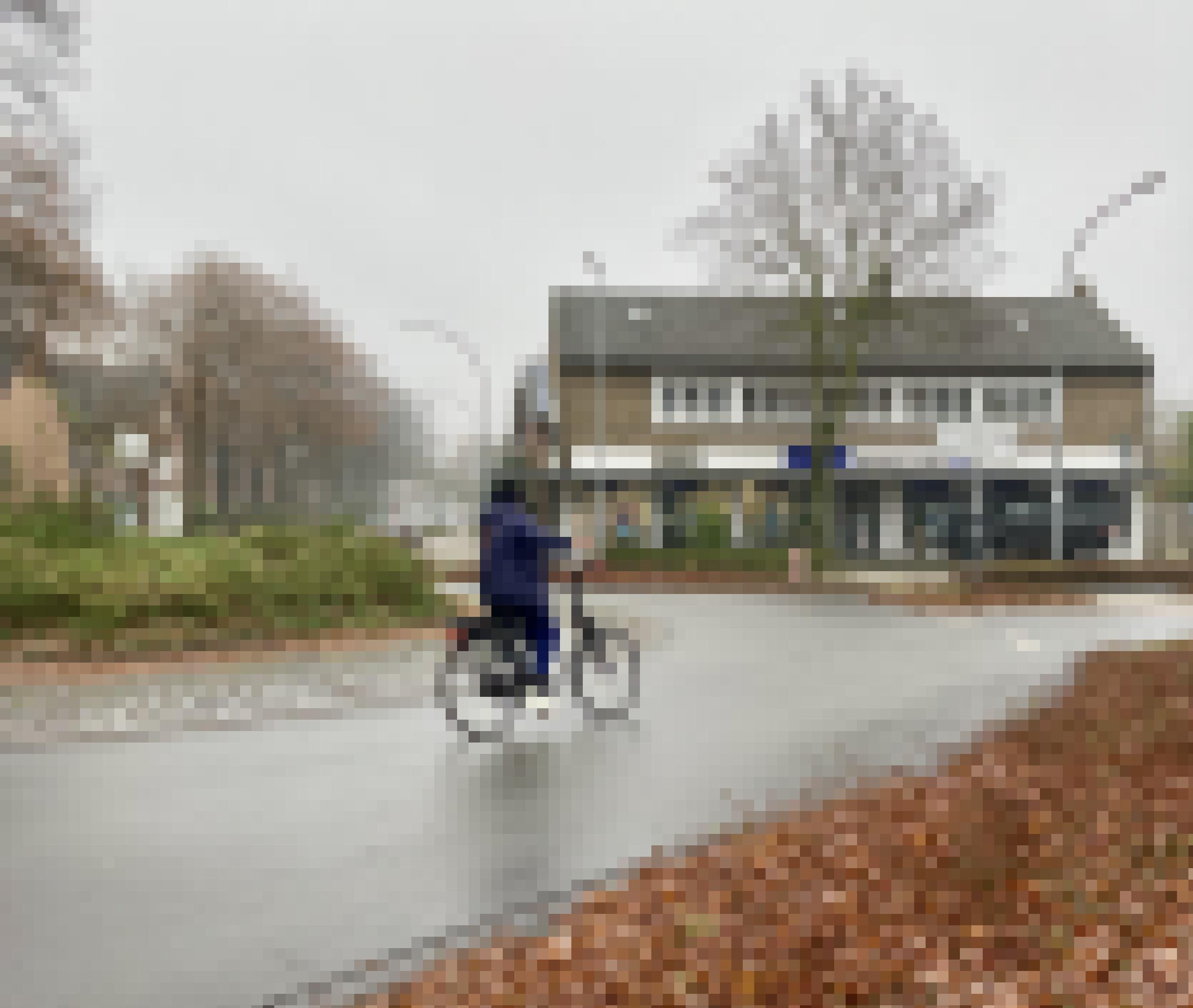 Eine Radfahrerin fährt in einem Kreisel auf der Straße