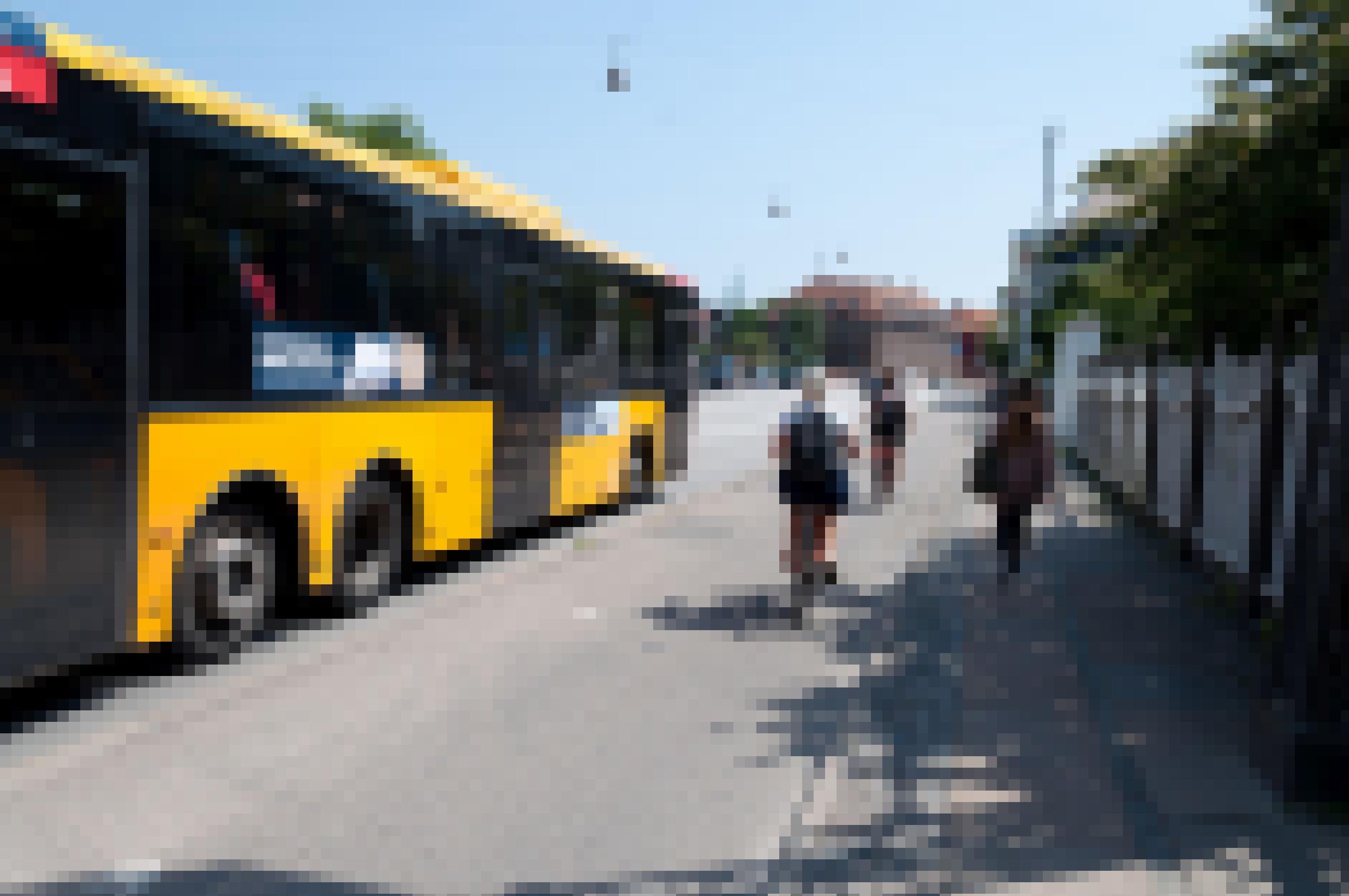 Ein Bus hält. Fahrradfahrer können sich auf einem breitem Radweg daneben vorbeifahren.