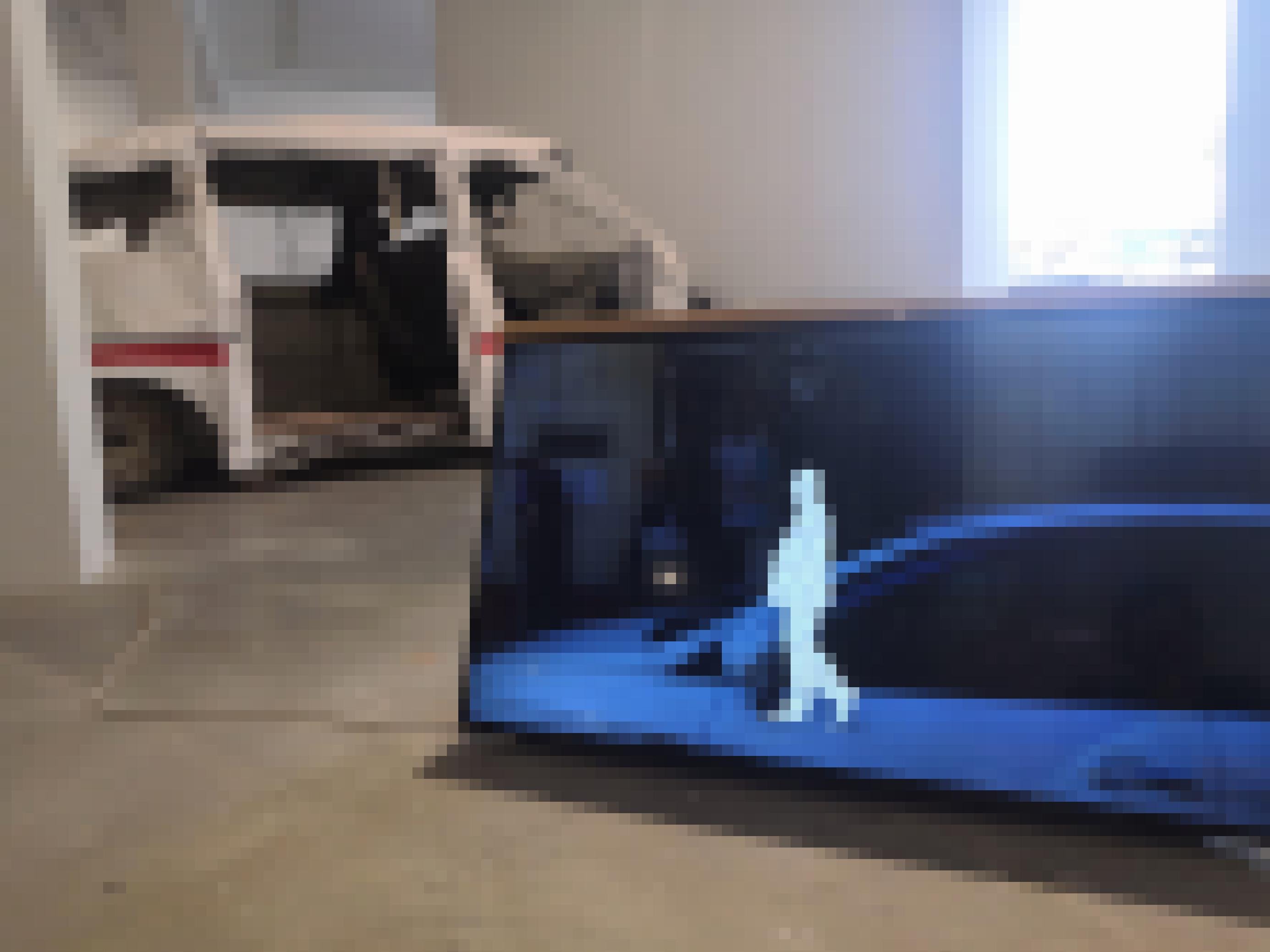 Ein Bildschirm mit der Silhouette eines Mannes, im Hintergrund ein verbeulter Minibus