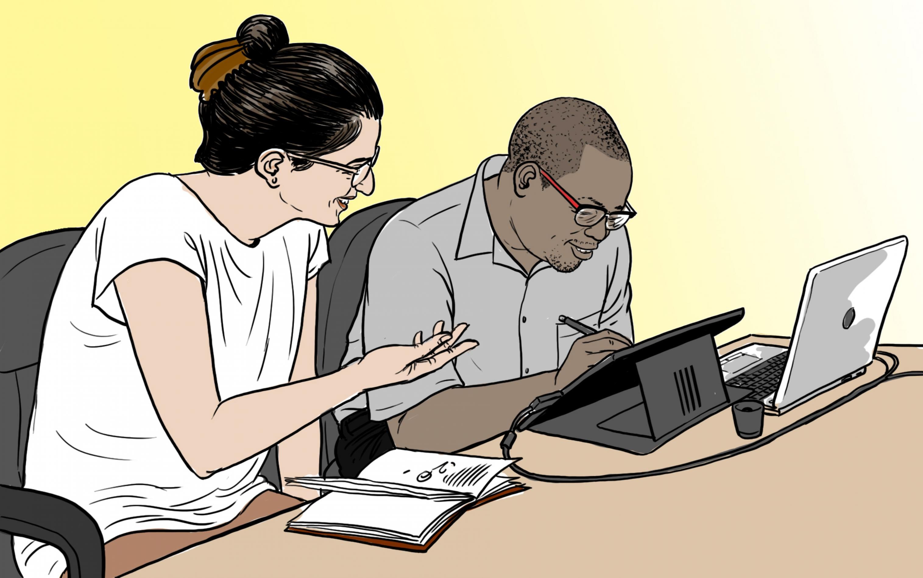 Das Bild zeigt RiffReporter-Autorin Ramona Seitz und den tansanischen Comickünstler Marco Tibasima. Sie sitzen gemeinsam an einem Tisch. Vor Ramona Seitz liegt ein Notizbuch. Marco Tibasima zeichnet an seinem elektronischen Zeichen-Pad.