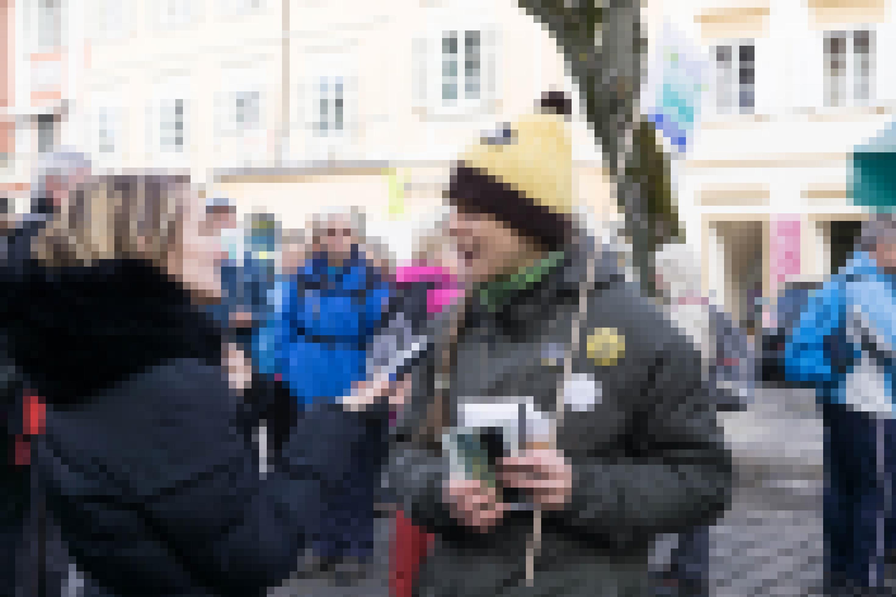 zwei Frauen bei Interview am Hauptplatz von Bad Radkersburg