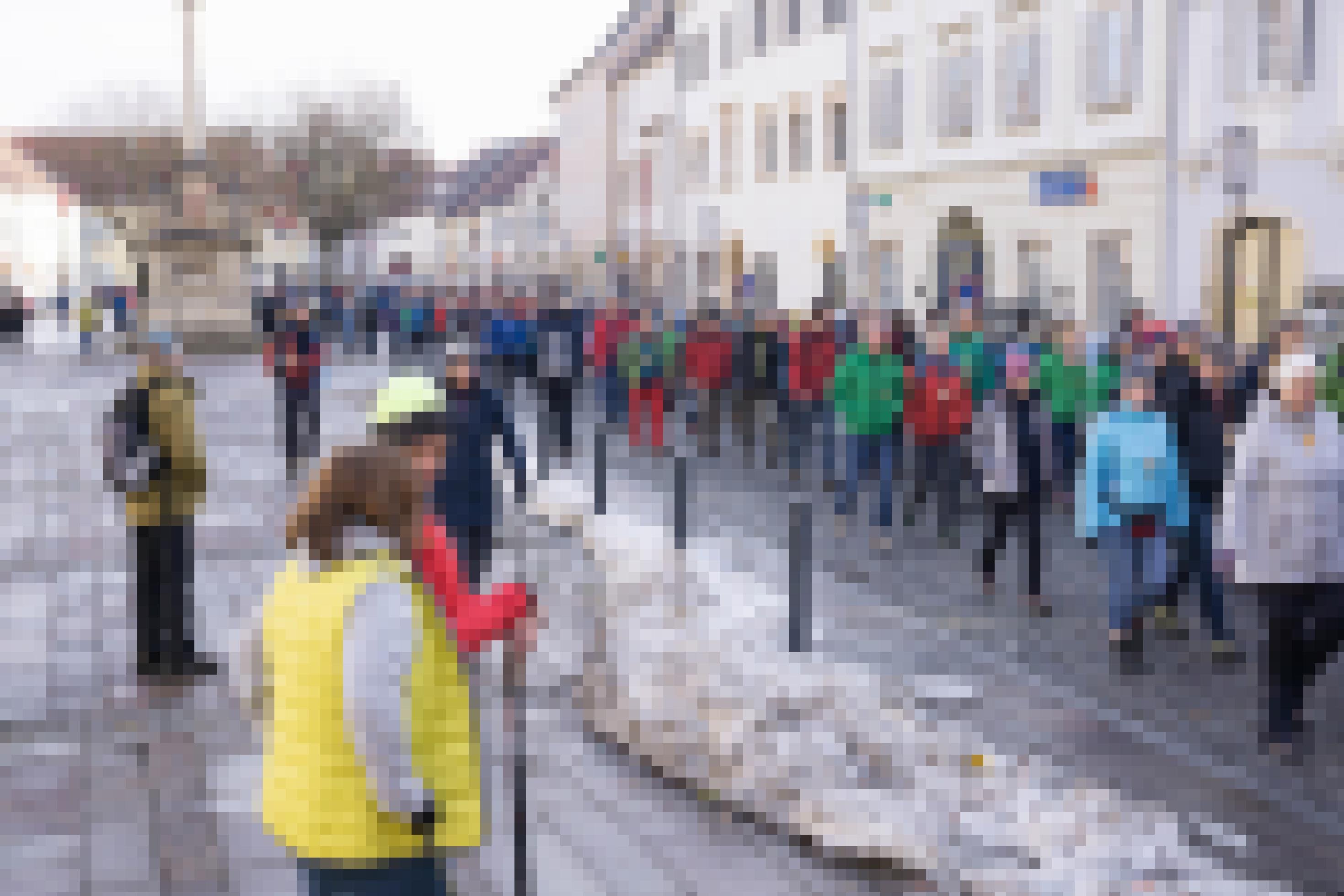 Wanderer marschieren vom Hauptplatz in Bad Radkersburg los.