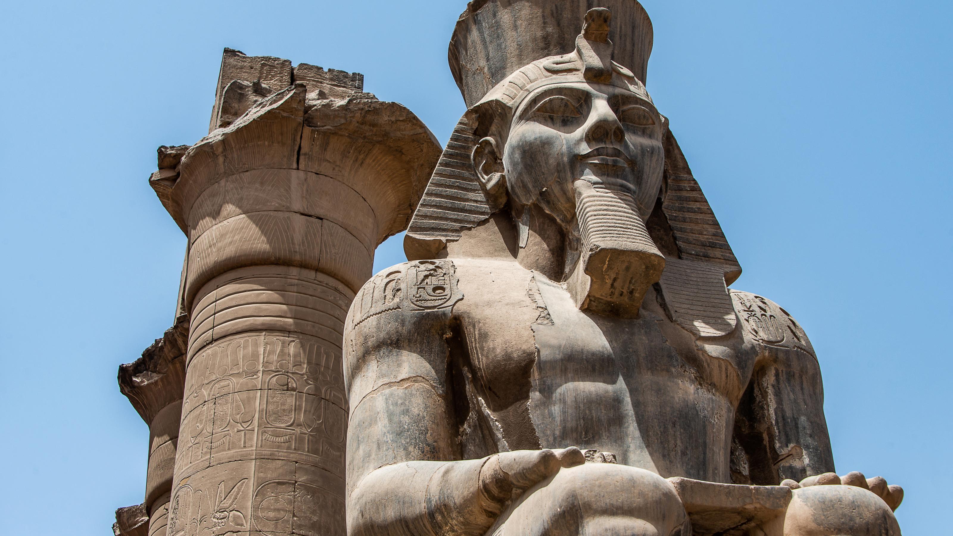 Statue des ägyptischen Pharaos Ramses II. vor eine Säule