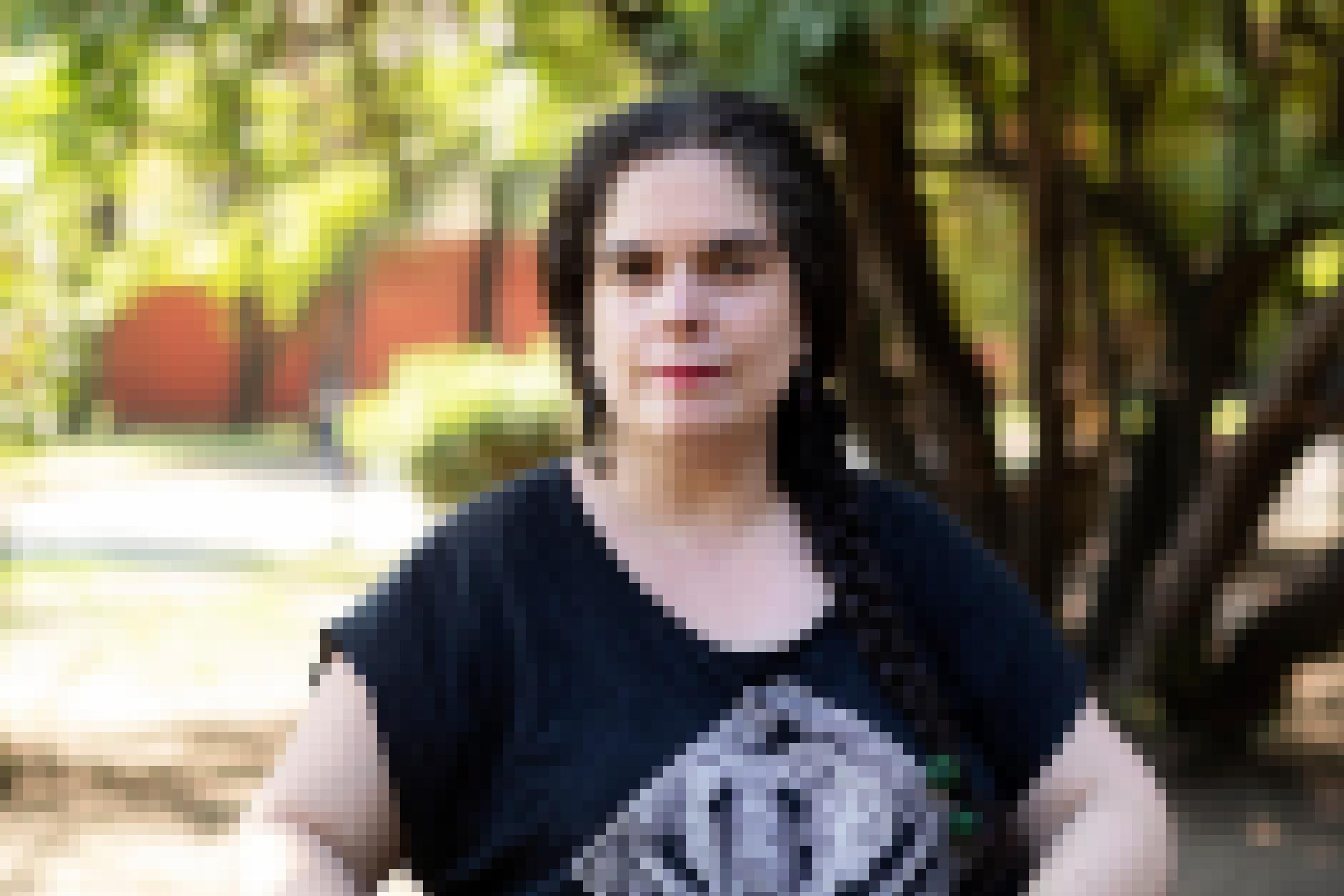 eine Frau mit geflochtenen Haaren und schwarzem Shirt [AI]