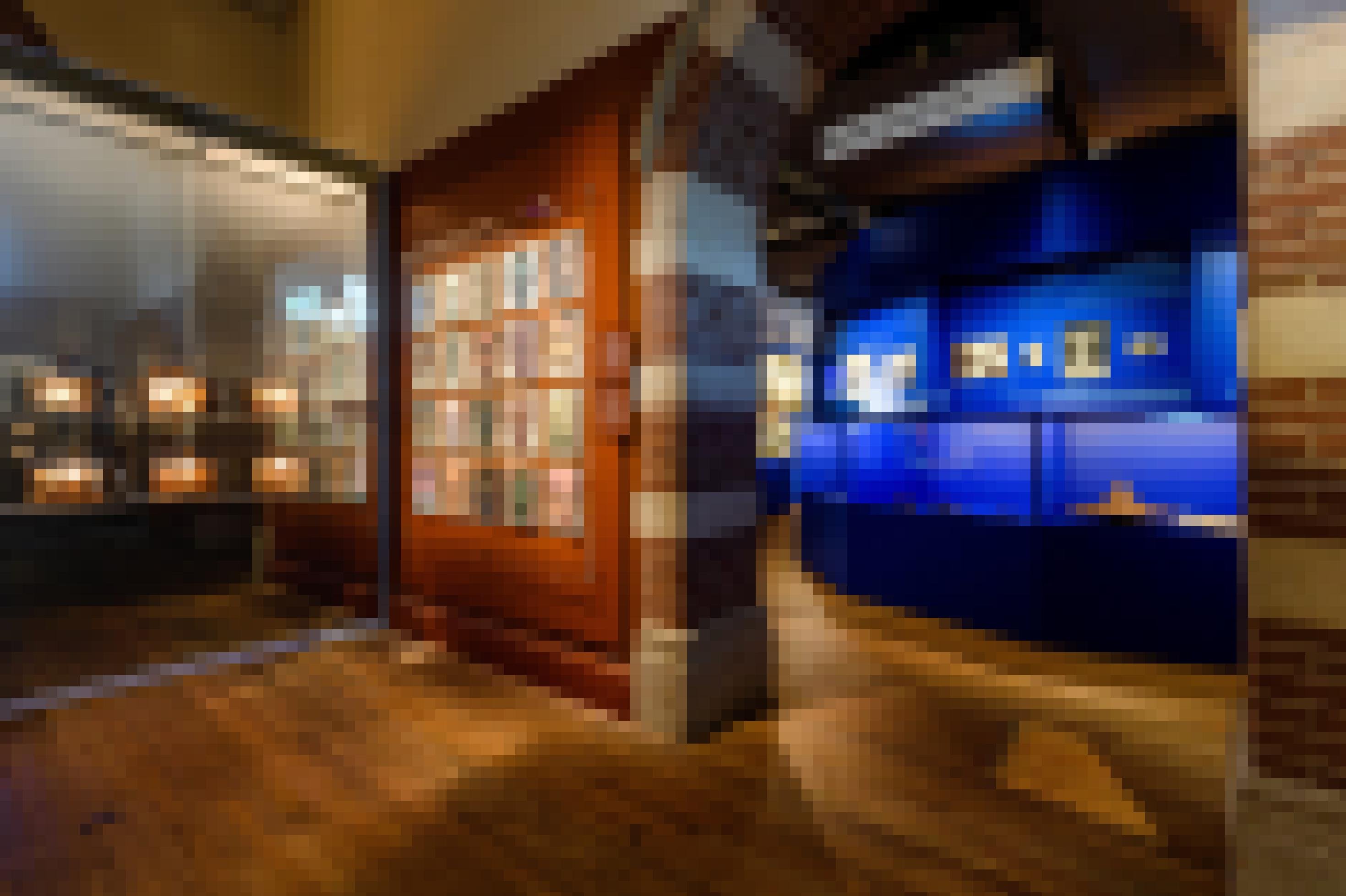 Ein Raum der verschiedene Ausstellungsstücke zeigt.