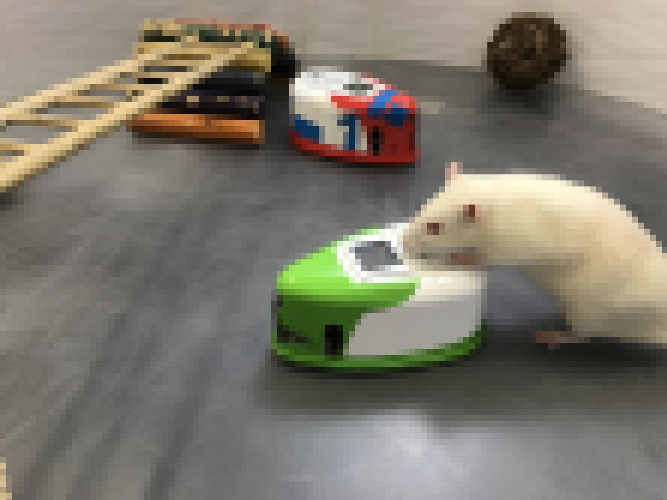 Eine weiße Ratte stellt sich mit den Vorderläufen auf einen Ratten-Roboter