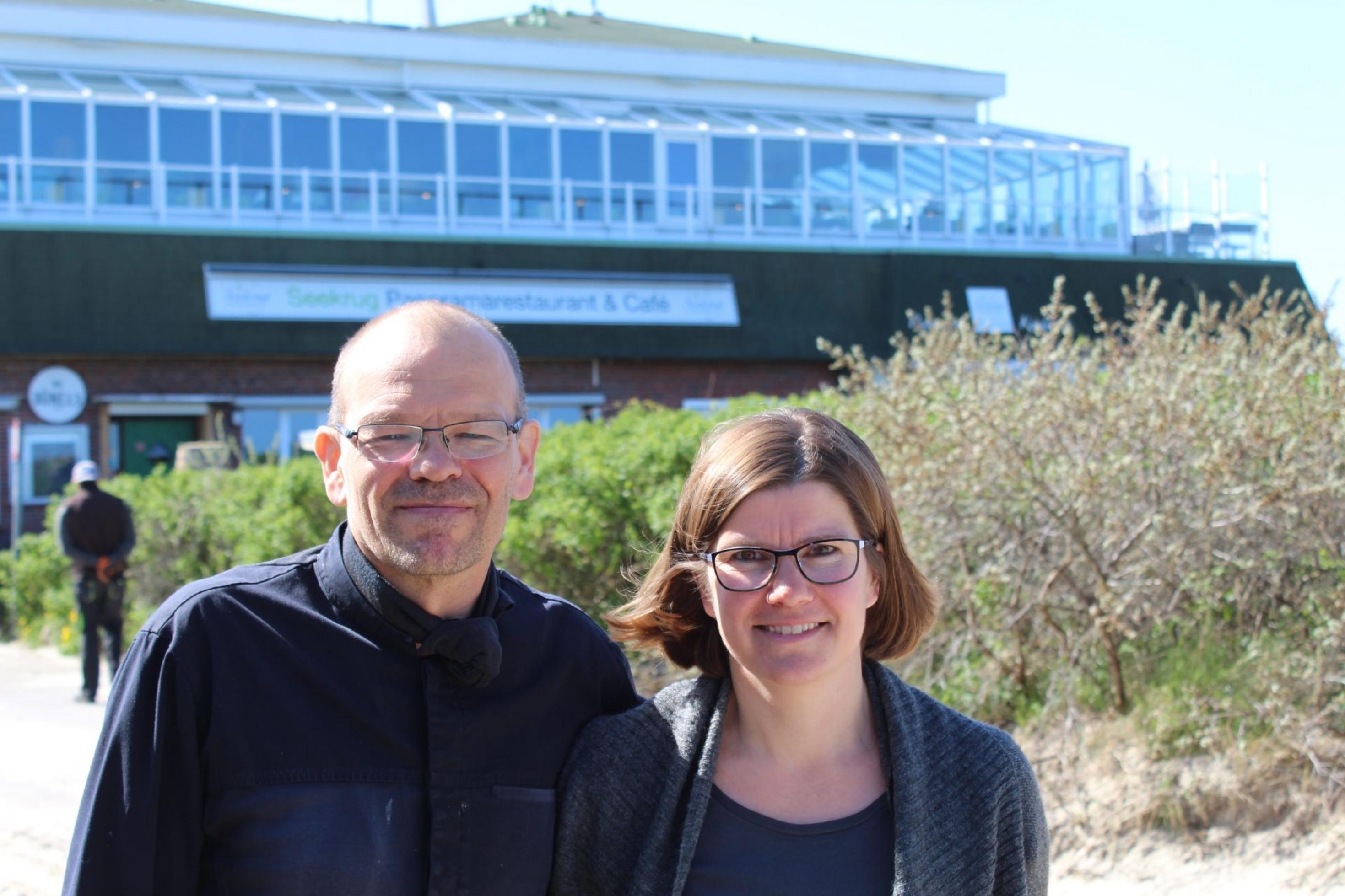 Maike und Michael Recktenwald vor ihrem Restaurant auf Langeoog, dessen Existenz sie vom Klimawandel bedroht sehen.