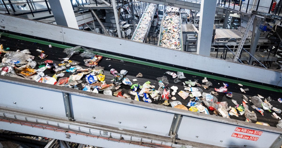 Plastik per Chemie recyceln: Fortschritt oder Greenwashing?