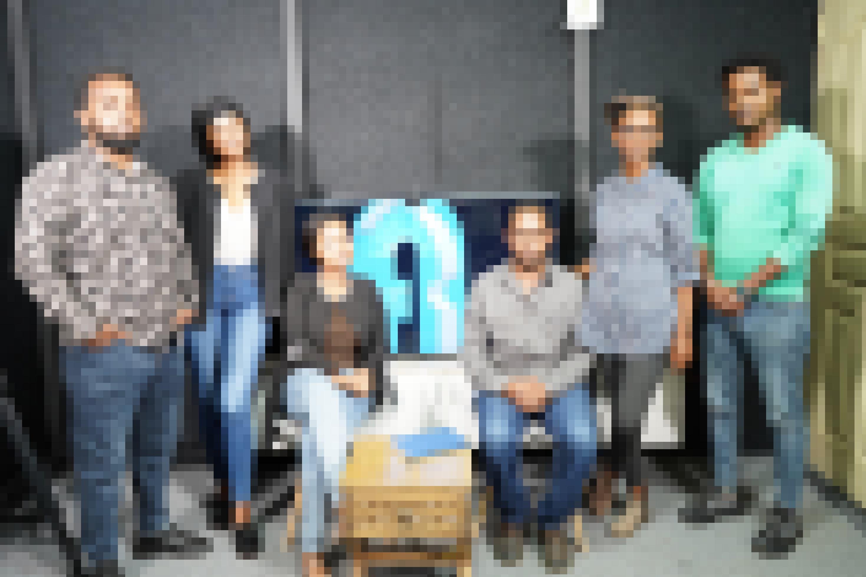 Die sechs Journalistinnen und Journalisten der Redaktion haben sich in ihrem „Sendestudio“ zu einem Gruppenfoto aufgestellt.