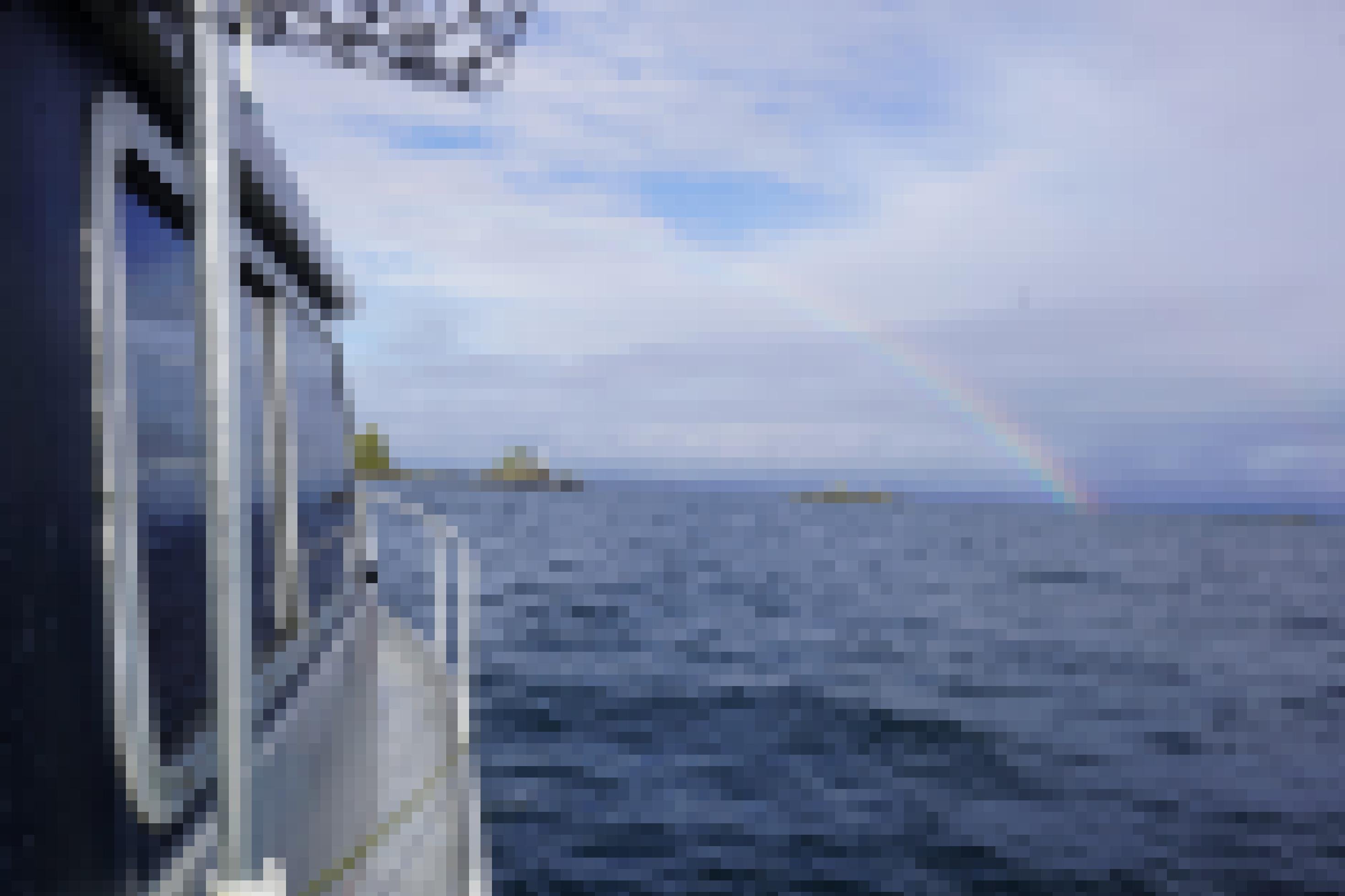 Ein Regenbogen, der neben einem Boot aus dem Meer erwächst