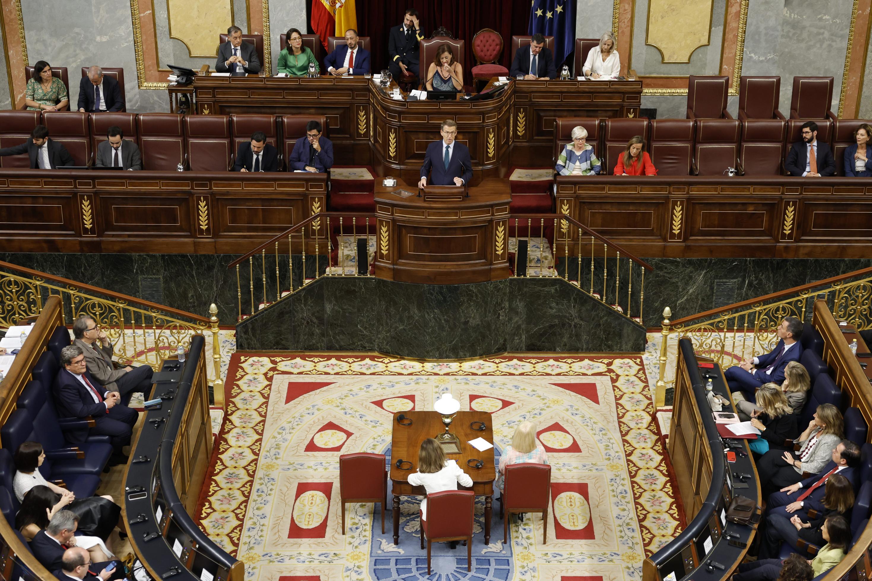 Plenarsaal des spanischen Parlaments. Auf der Rednertribüne steht Alberto Núñez Feijóo, der Anwärter der konservativen Volkspartei Partido Popular, 