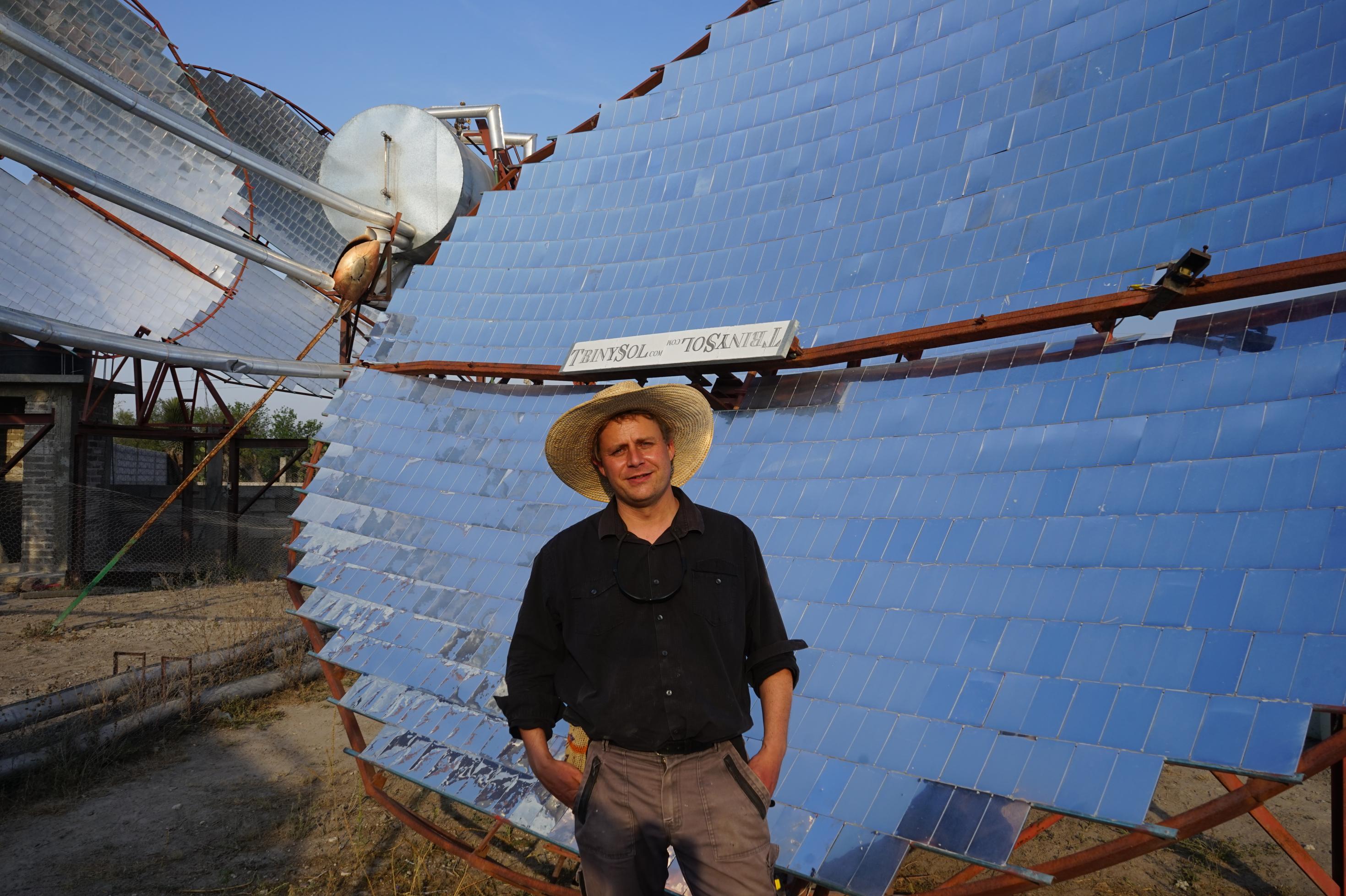 Gregor Schäffler steht vor seiner Parabol-Solarschüssel.