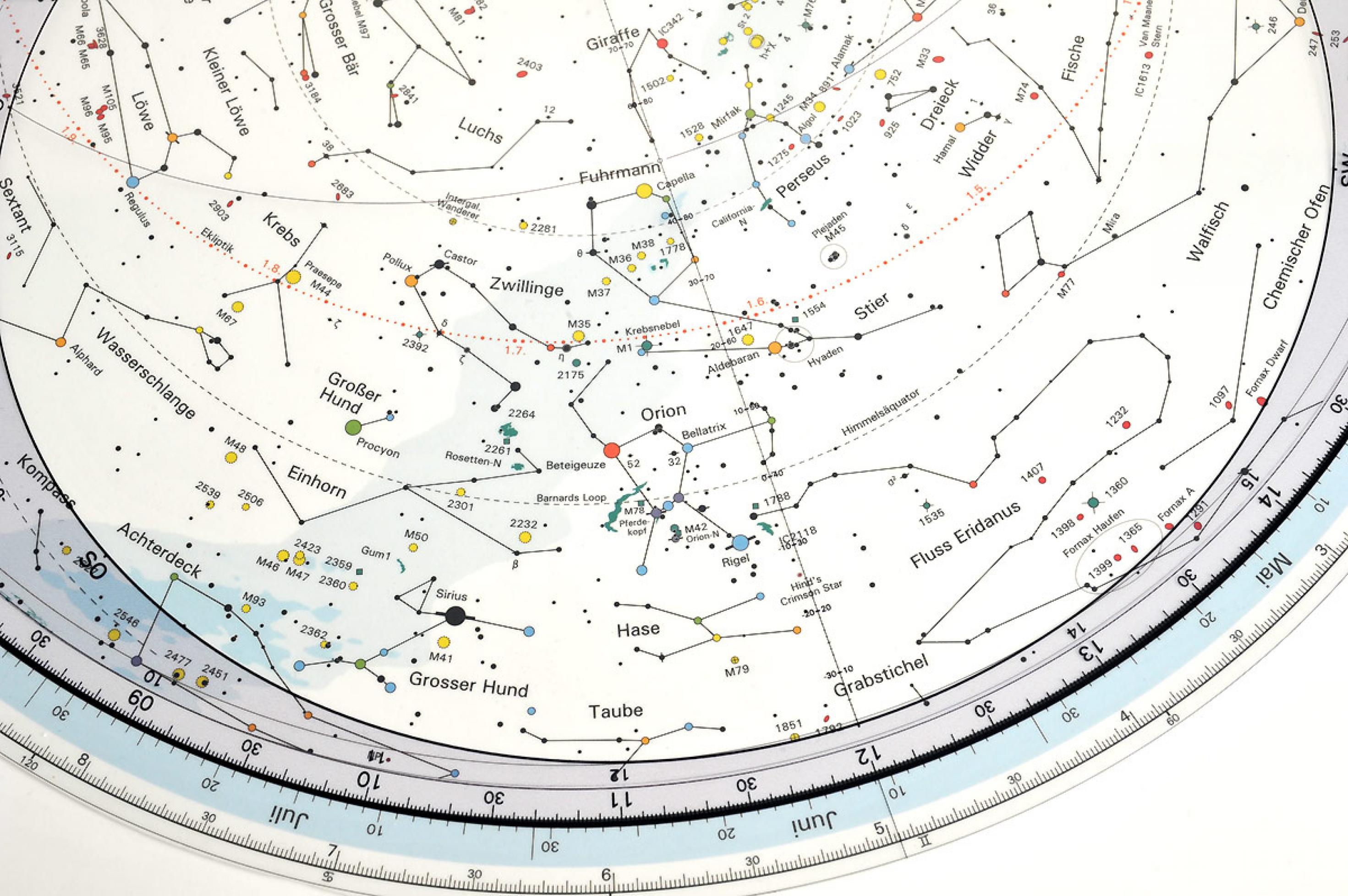 Eine drehbare Sternkarte mit besonders großem Maßstab, die viele Details und kleinere Himmelsobjekte zeigt.
