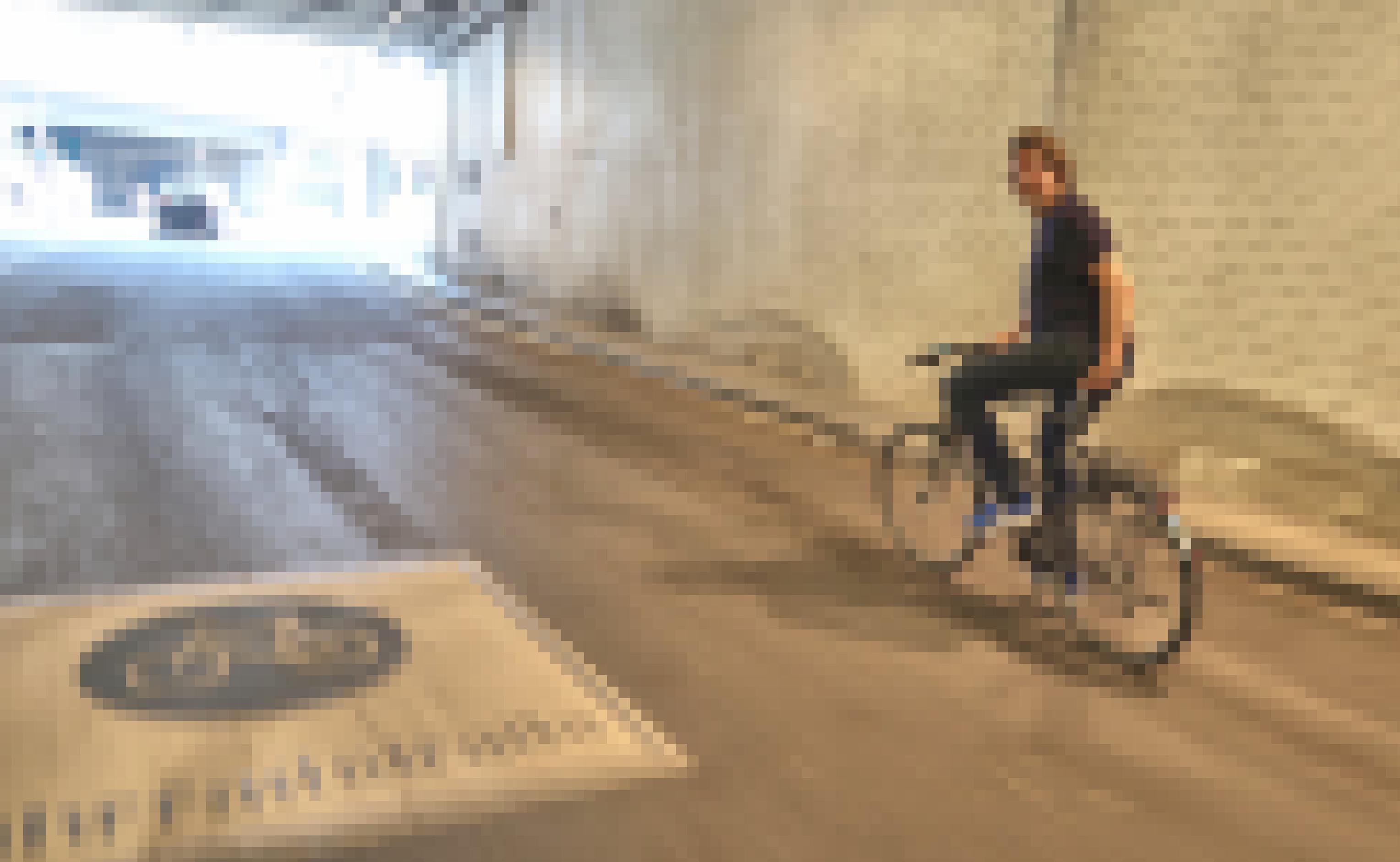 Reinhold Goss fährt über eine Fahrradstraße mit dem Fahrrad.