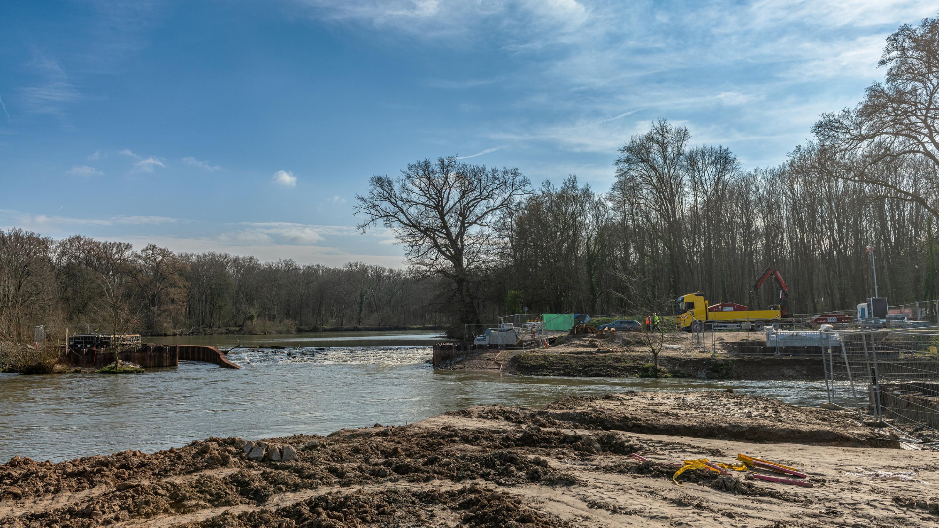 Renaturierungsarbeiten und Anbindung eines Altarmes des Flusses Nidda in Hessen.