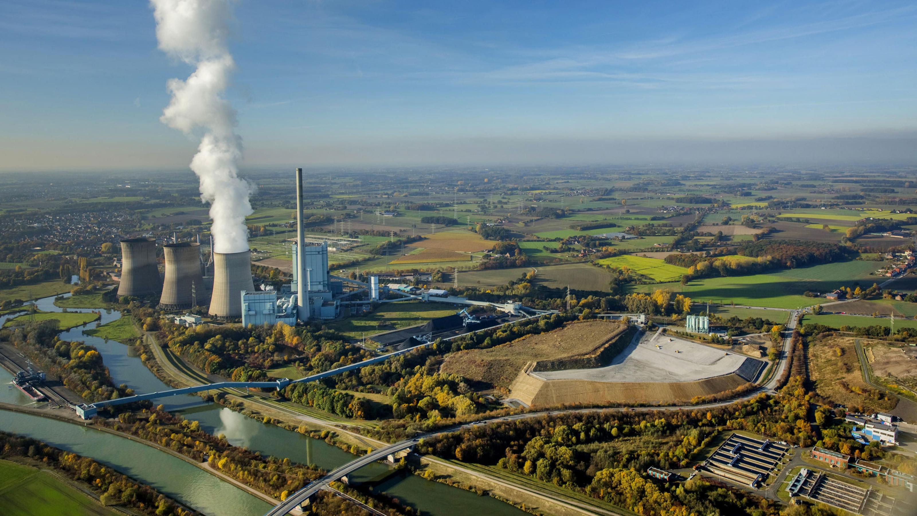 Ein Beispiel für Renaturierung: Im Bild zu sehen das das RWE Power AG Kraftwerk Gersteinwerk mit ehemaliger Bergbauhalde in Stockum.