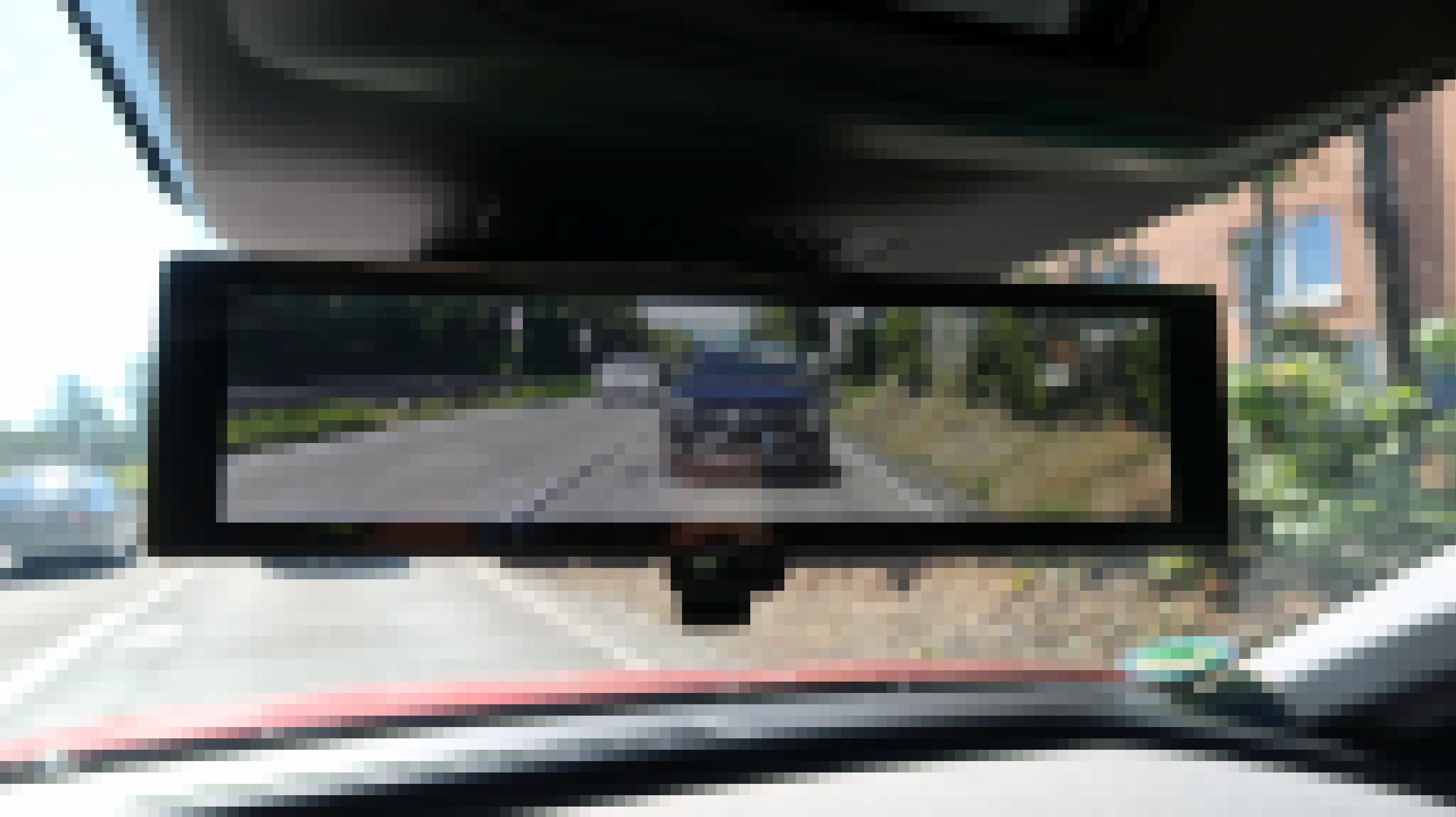 Ein Rückspiegel blendet ein Kamerabild ein, das ein Auto zeigt