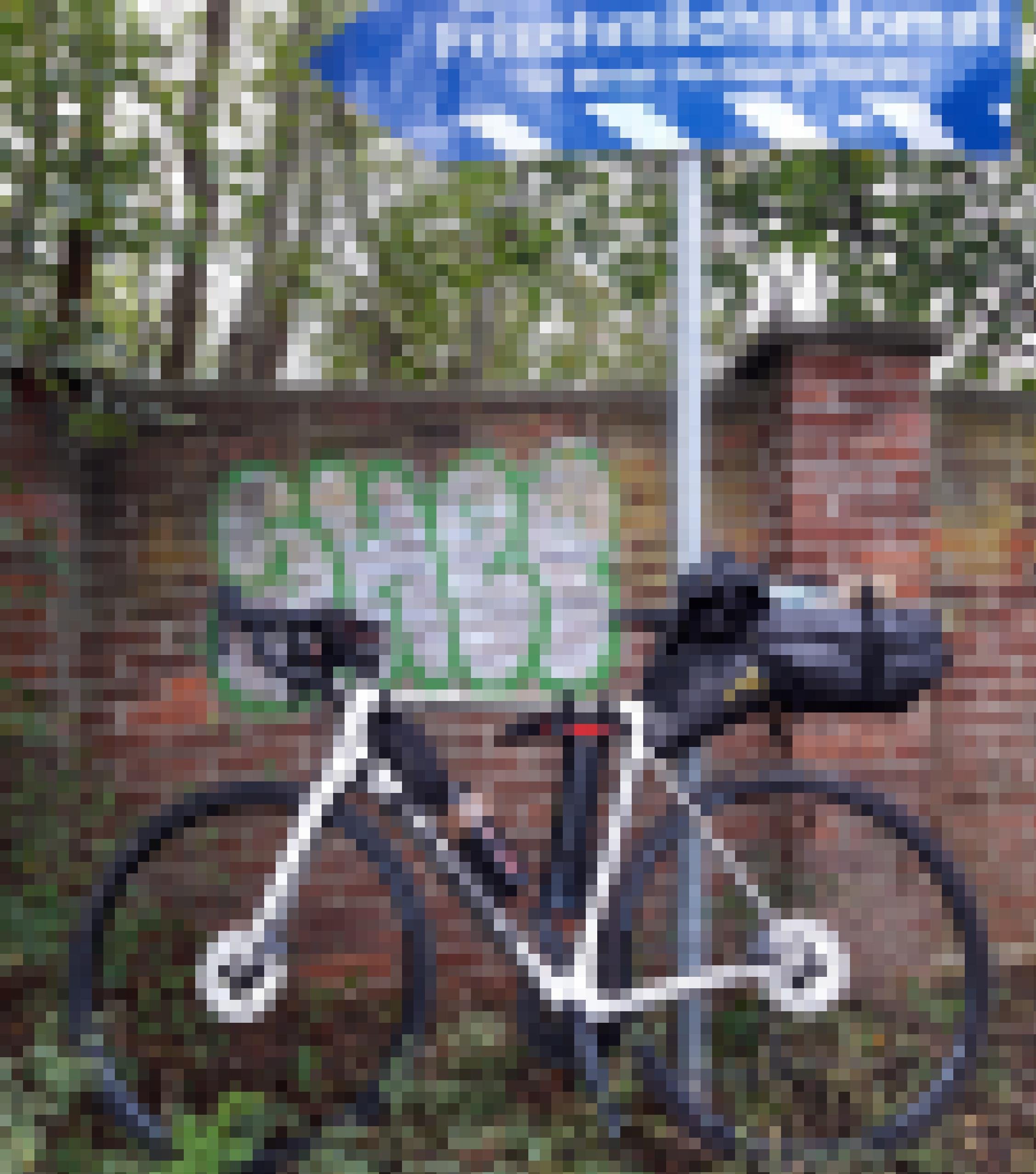 Unter einem großen blauweißen Schild mit der Aufschrift „Milchtankstelle Wörlitz“ lehnt das bepackte Rennrad des Reporters.