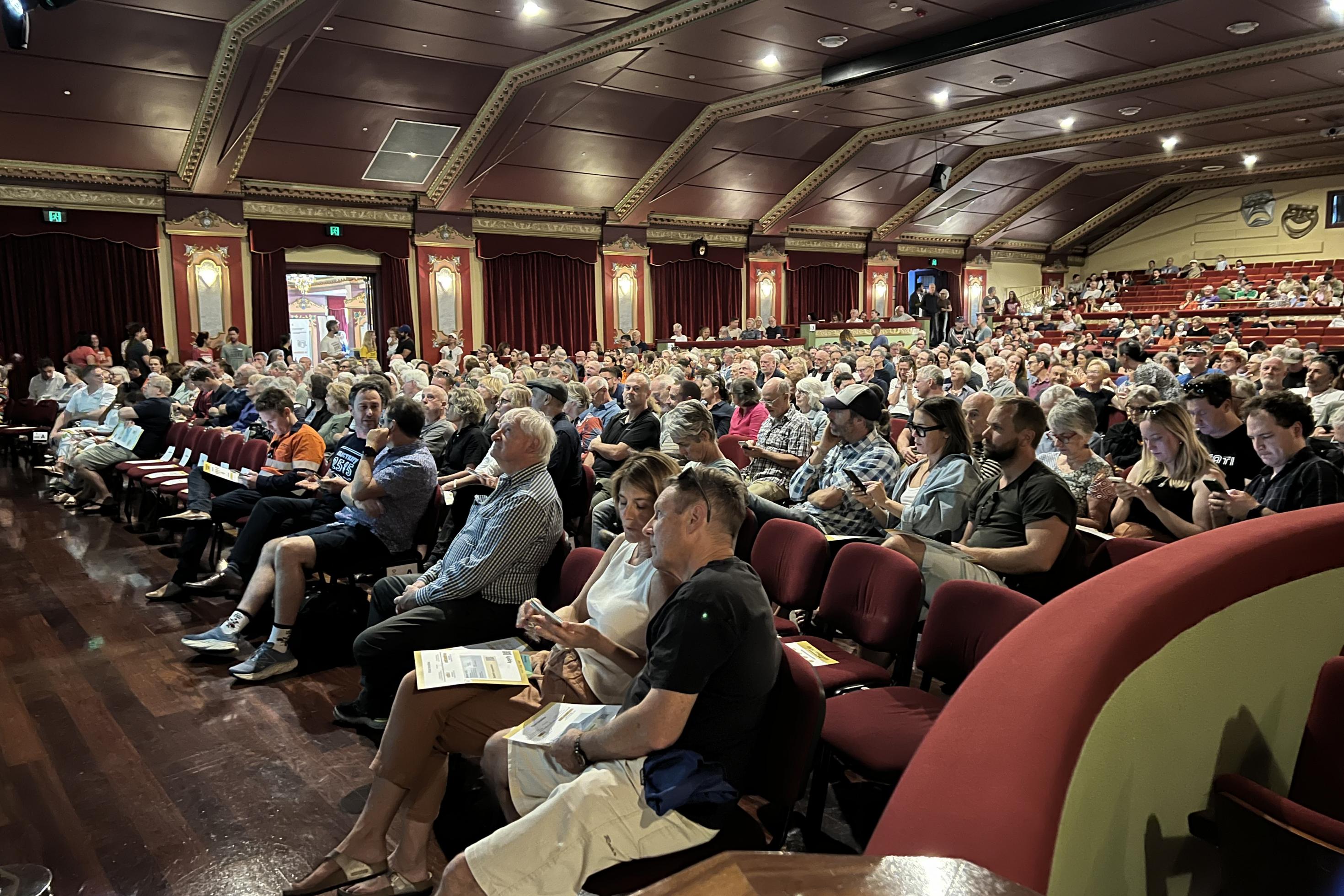 Mehr als 600 Menschen sitzen in Anita’s Theatre im australischen Thirroul und verfolgen den Start des Pilotprojets „Electrify 2515“