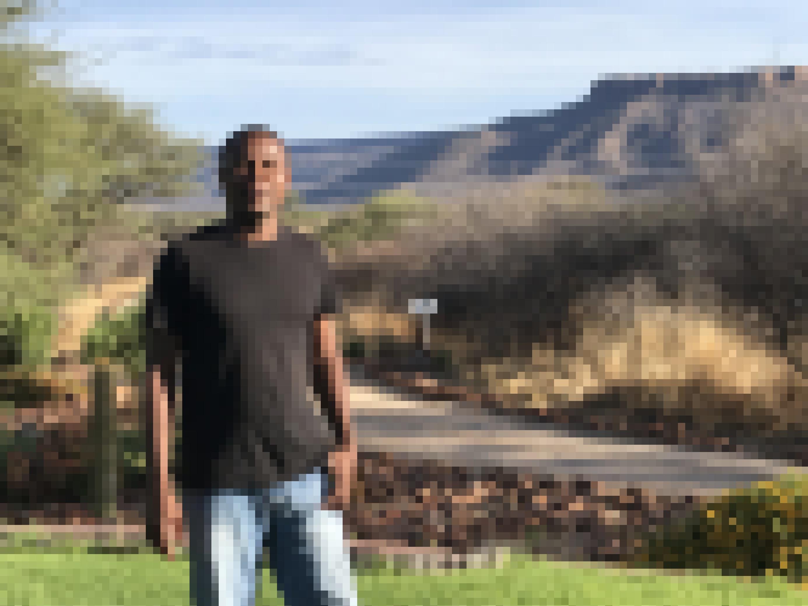 Manager Rhyno Gariseb steht vor dem Panorama seiner Lodge am Waterberg in Namibia