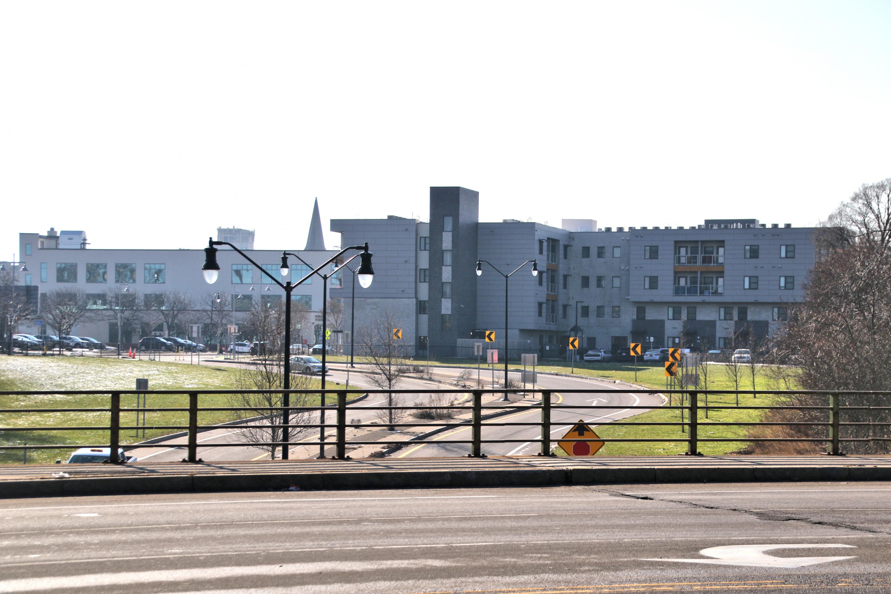 Blick von der endenden Stadtautobahn auf neue Wohnhäuser