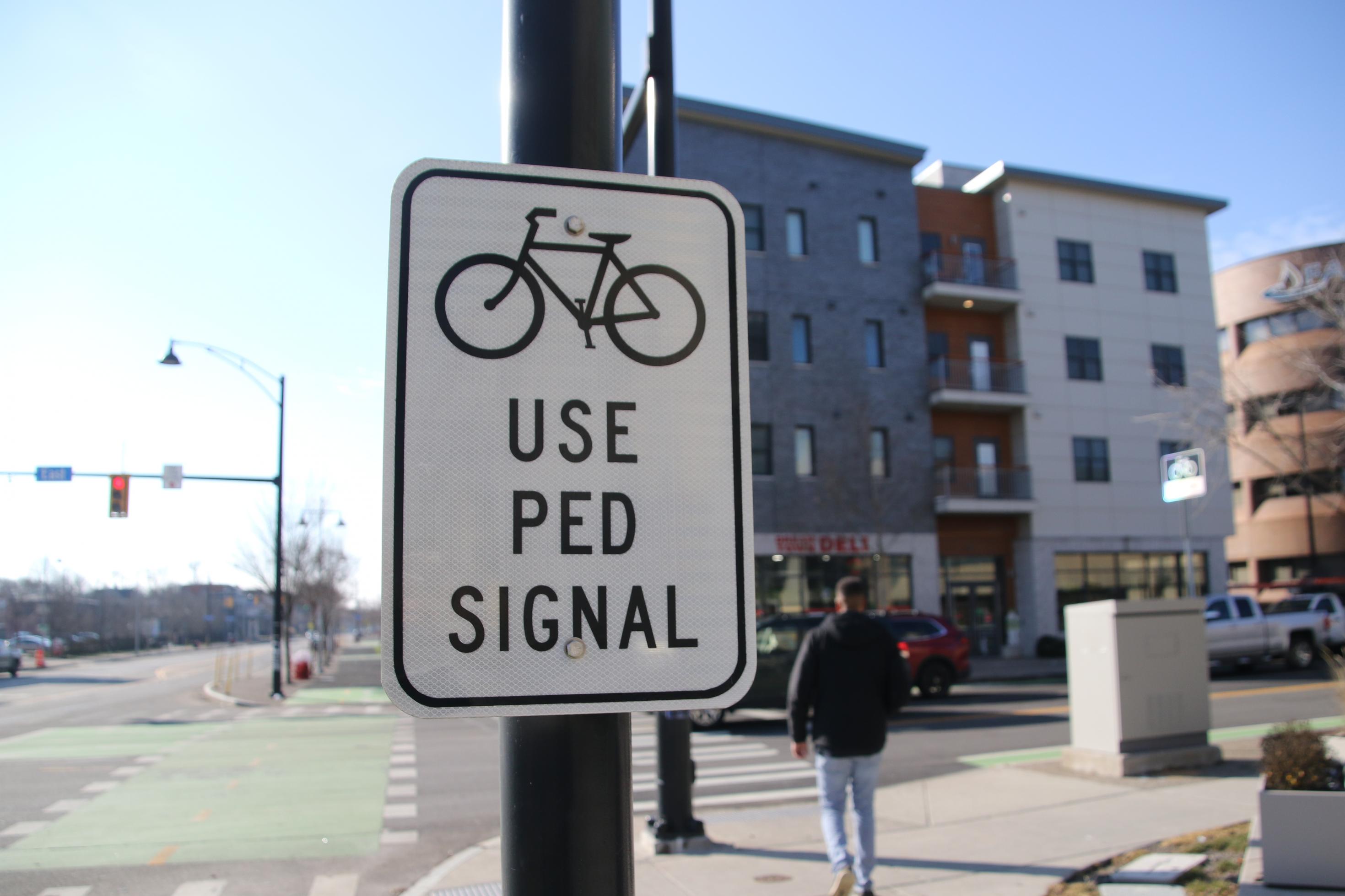 Ein Schild weist Autofahrer darauf hin, dass sie die Fahrbahn mit Fahrrädern teilen sollen.