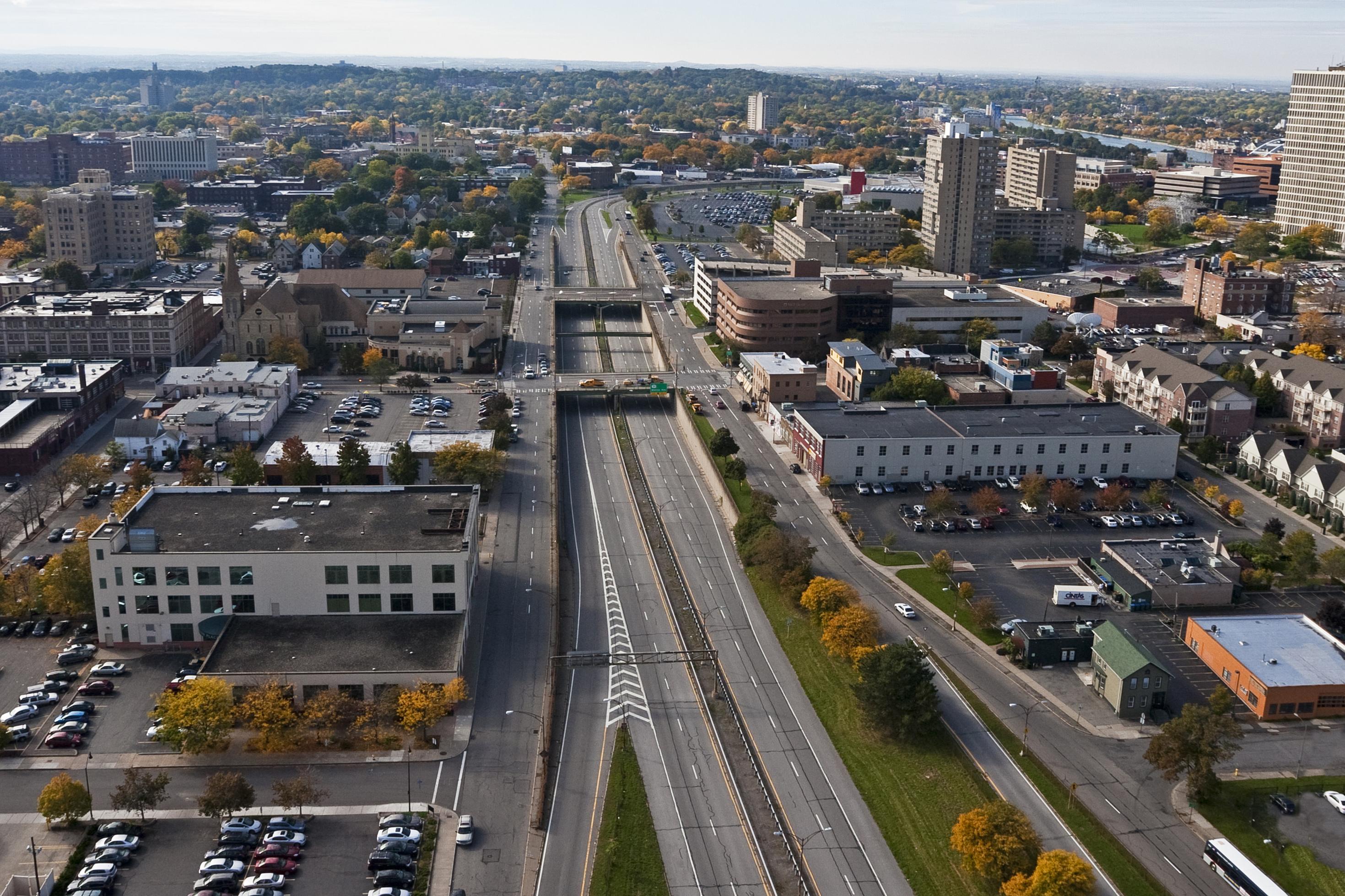 Luftbild der Stadtautobahn von Rochester ohne Autos.