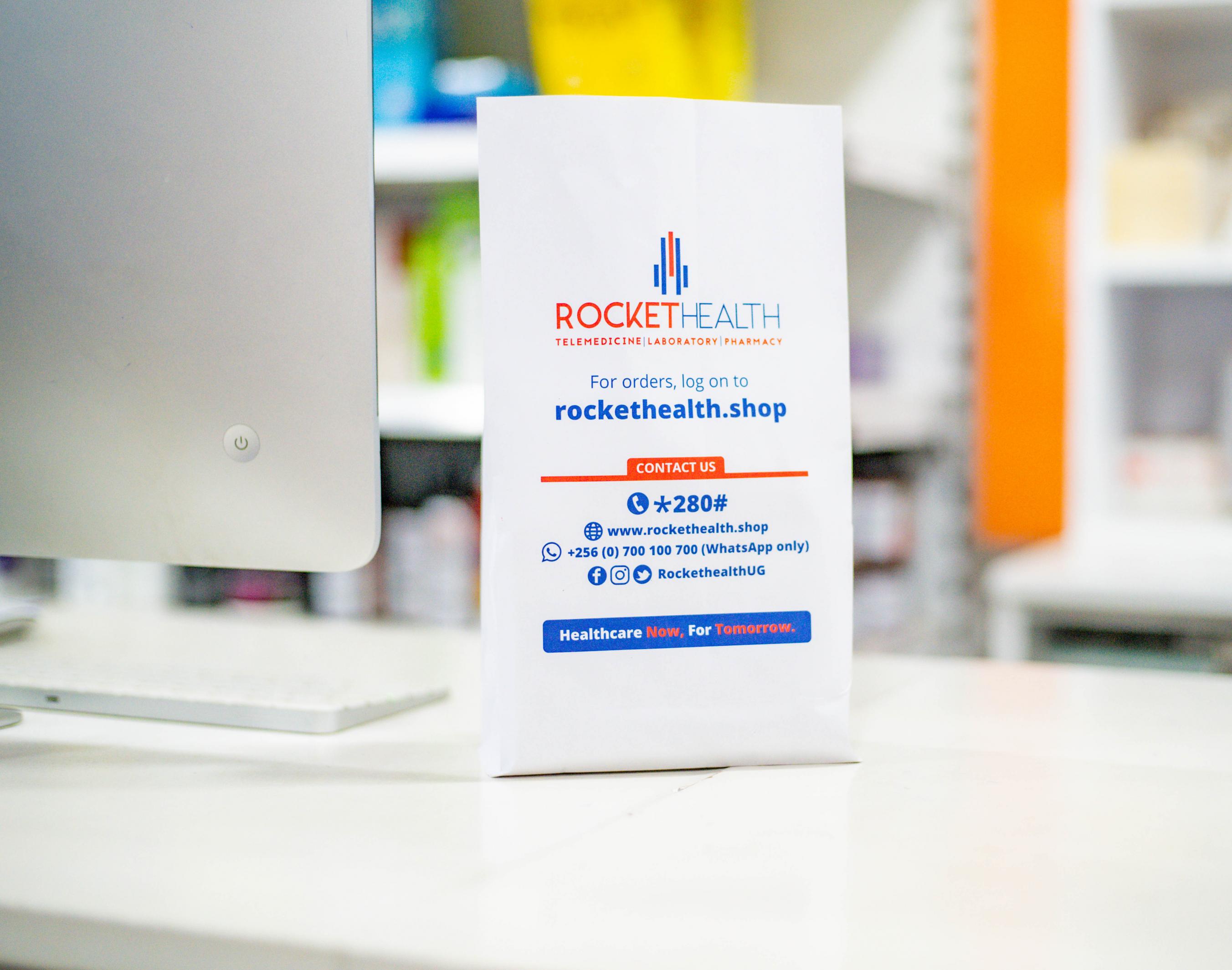 Eine Papiertüte mit dem Medikament trägt alle Kontaktdaten von Rocket Health