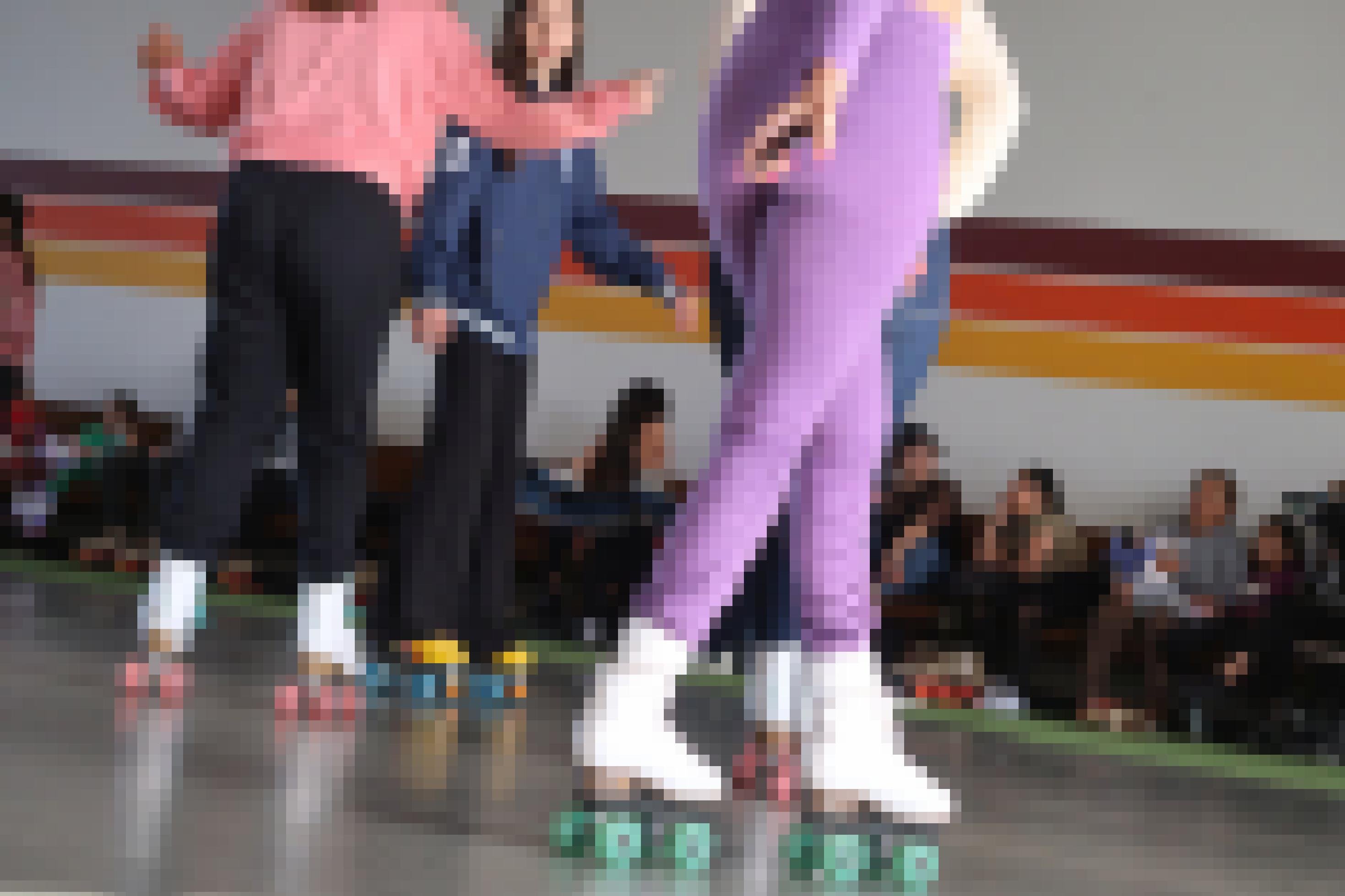 Skaterinnen und Skater drehen ihre Runden in der Rollschuh-Halle.