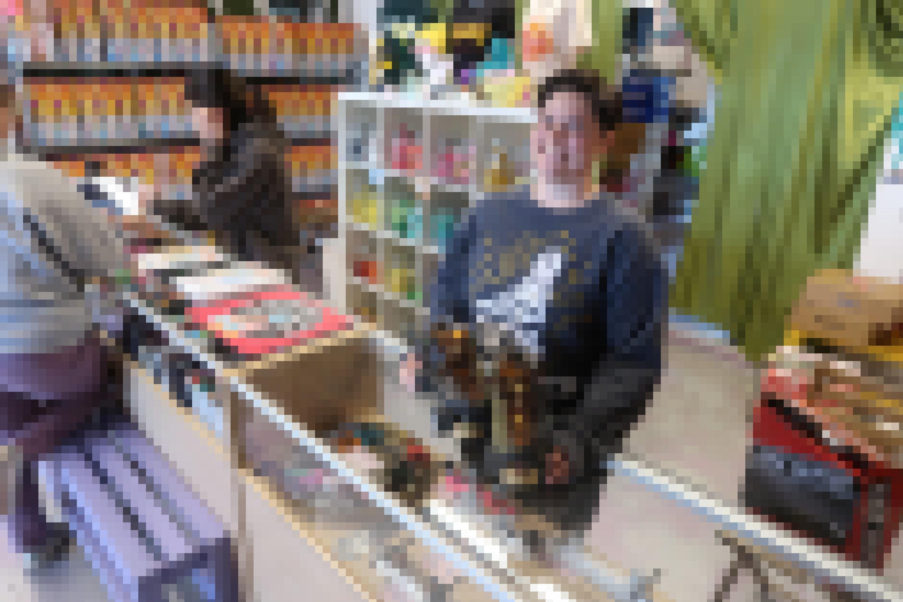 Emily Hoker steht am Tresen des Rollschuh-Ladens.