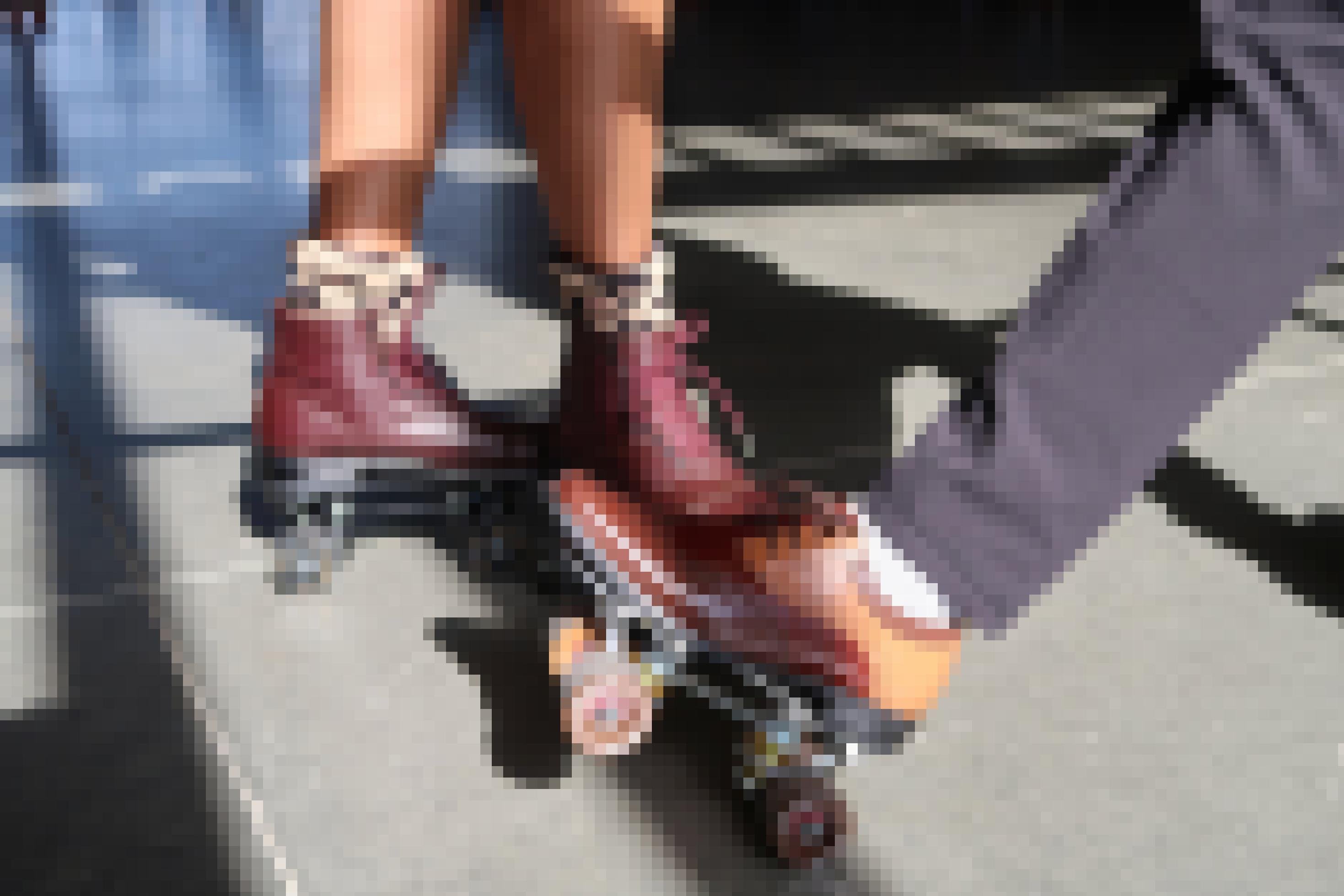 Nahaufnahme zweier Rollschuh-Paare aus Leder.