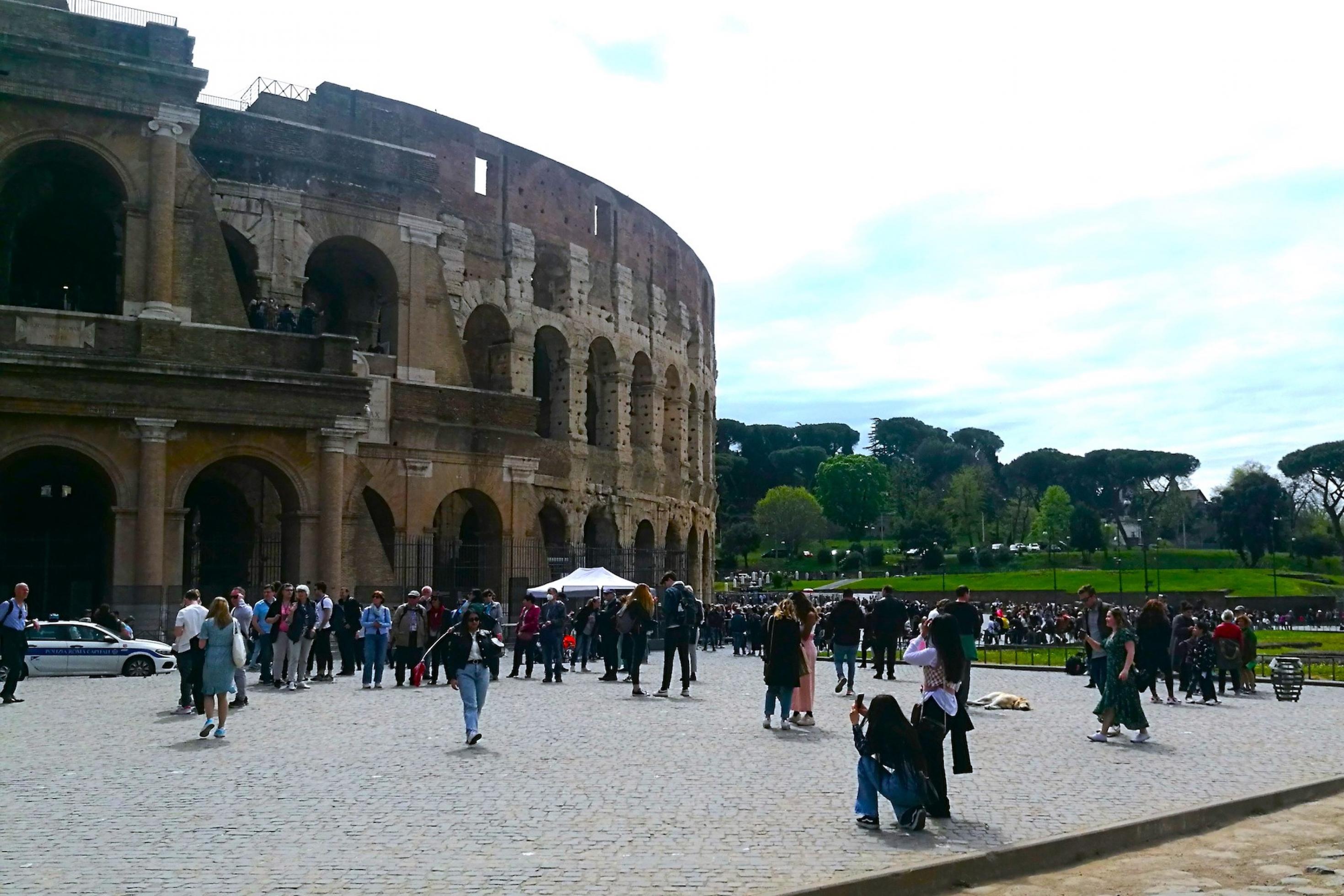 Touristen vor den Mauern des Colosseums in Rom