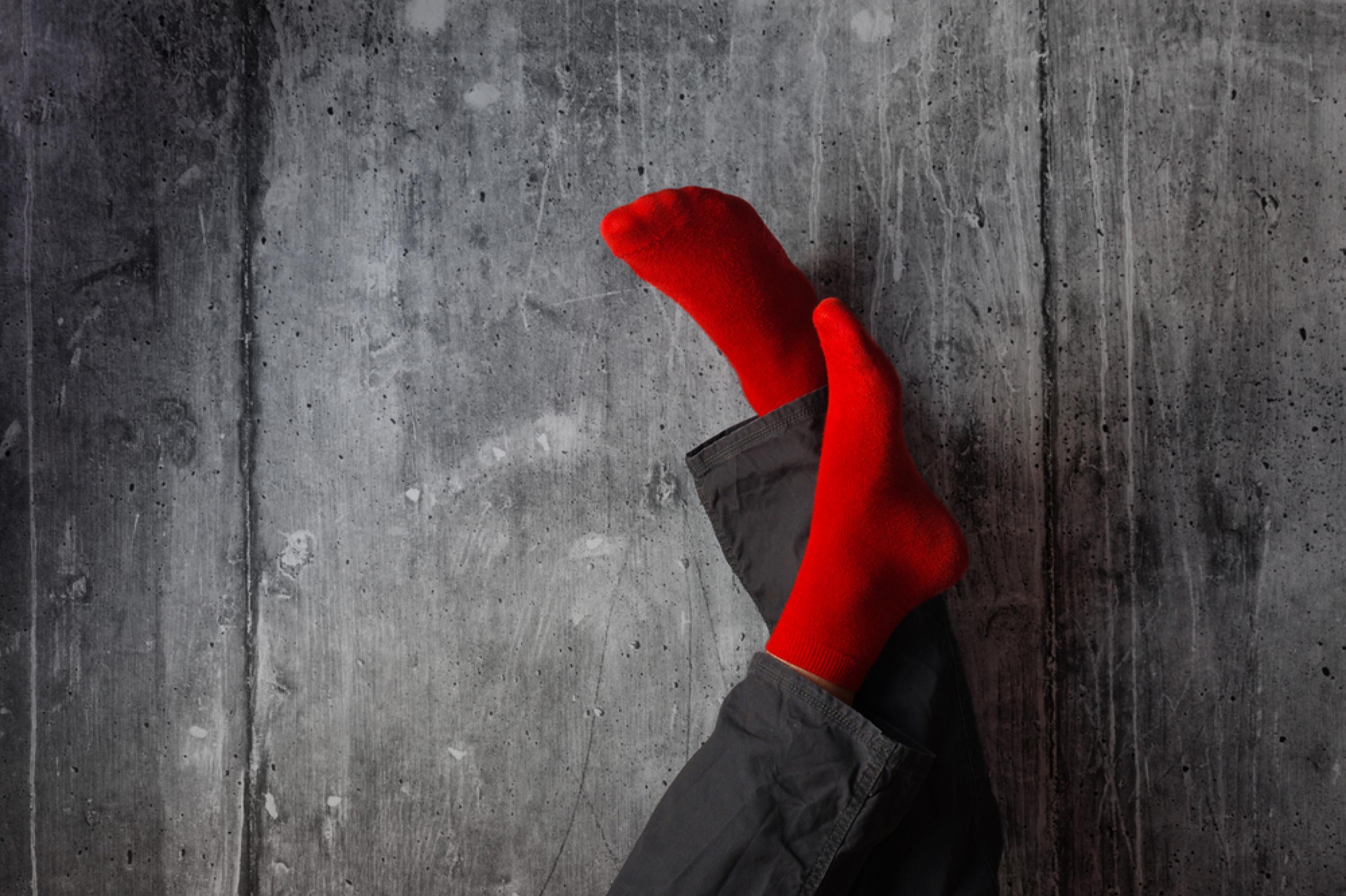 Füße in roten Socken
