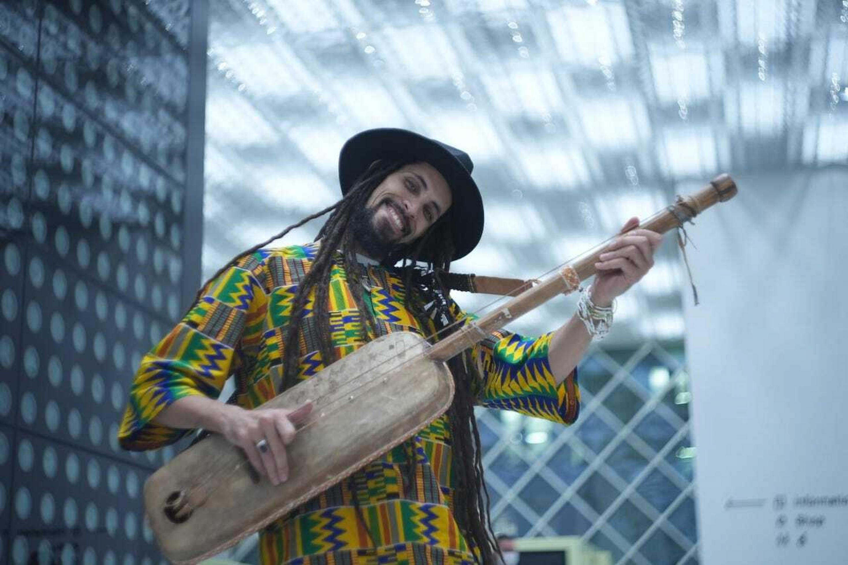 Sadek Bouzinou (Sadek Democratoz), algerischer Musiker, Algerien/Senegal/Deutschland