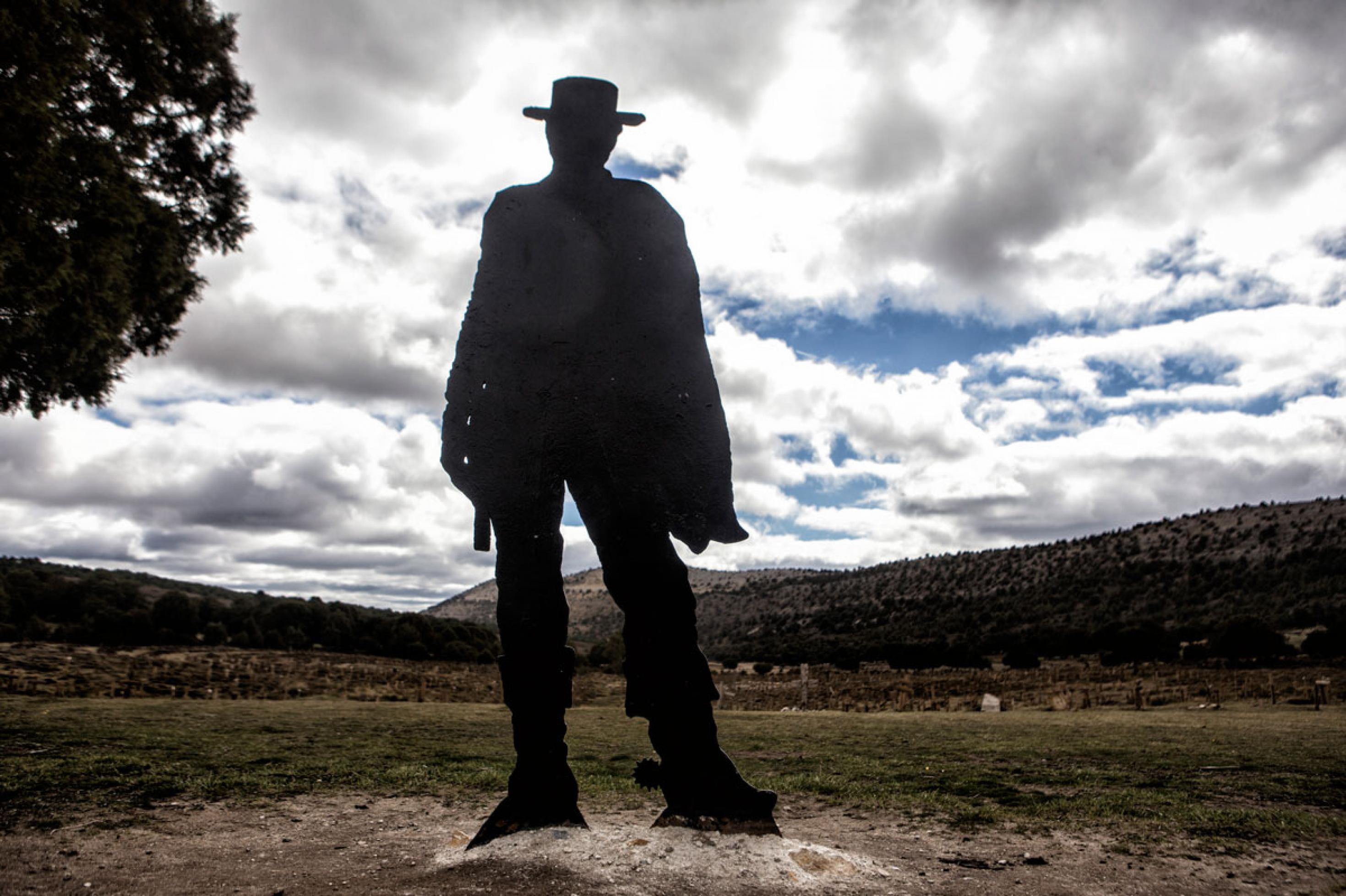Der Schatten von Clint Eastwood begrüßt den Besucher am Sad Hill in Burgos, Spanien.